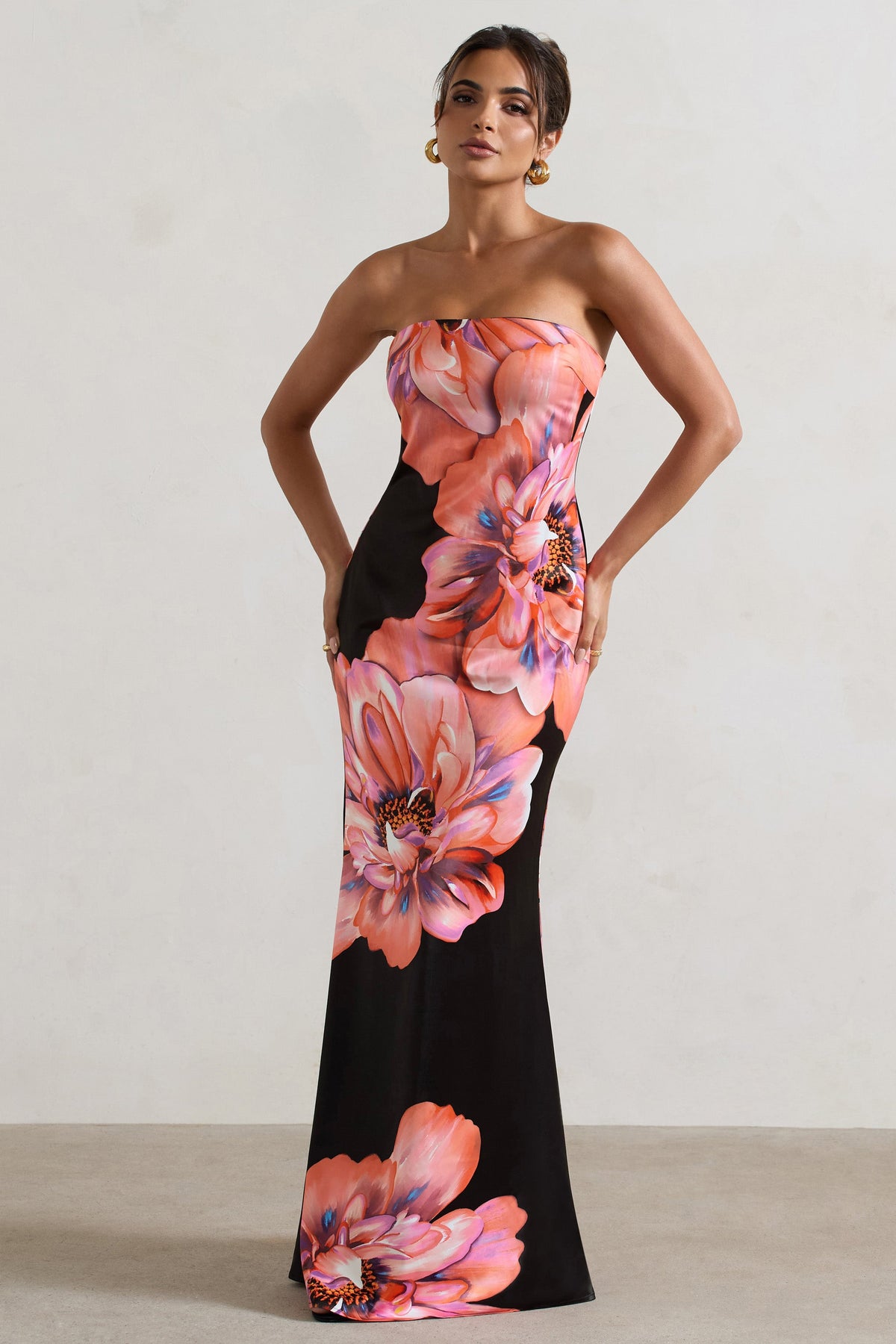 Sofiane | Schwarz-pinkes Maxikleid mit Blumenmuster und Bandeau-Ausschnitt.