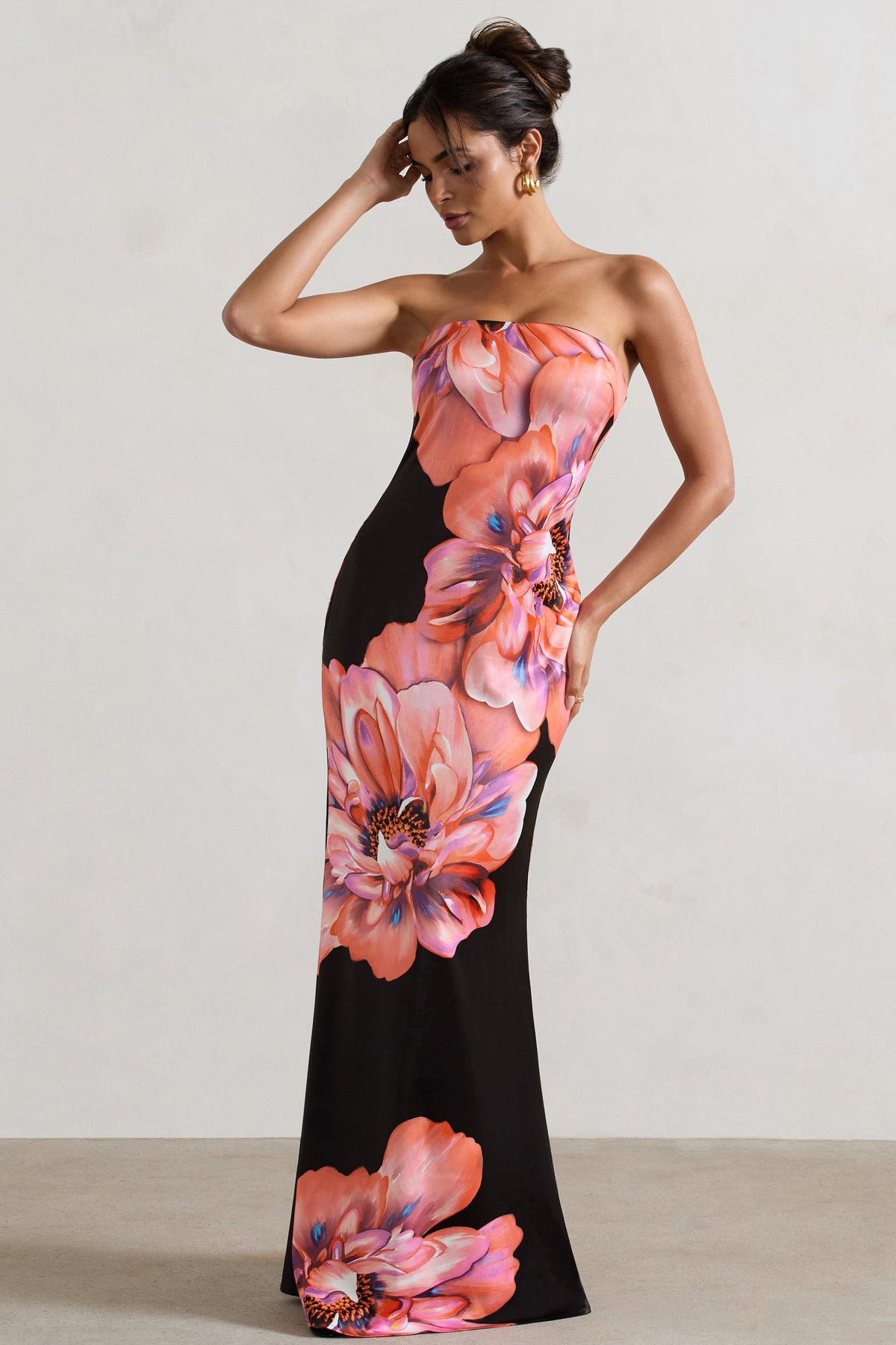Sofiane | Schwarz-pinkes Maxikleid mit Blumenmuster und Bandeau-Ausschnitt.