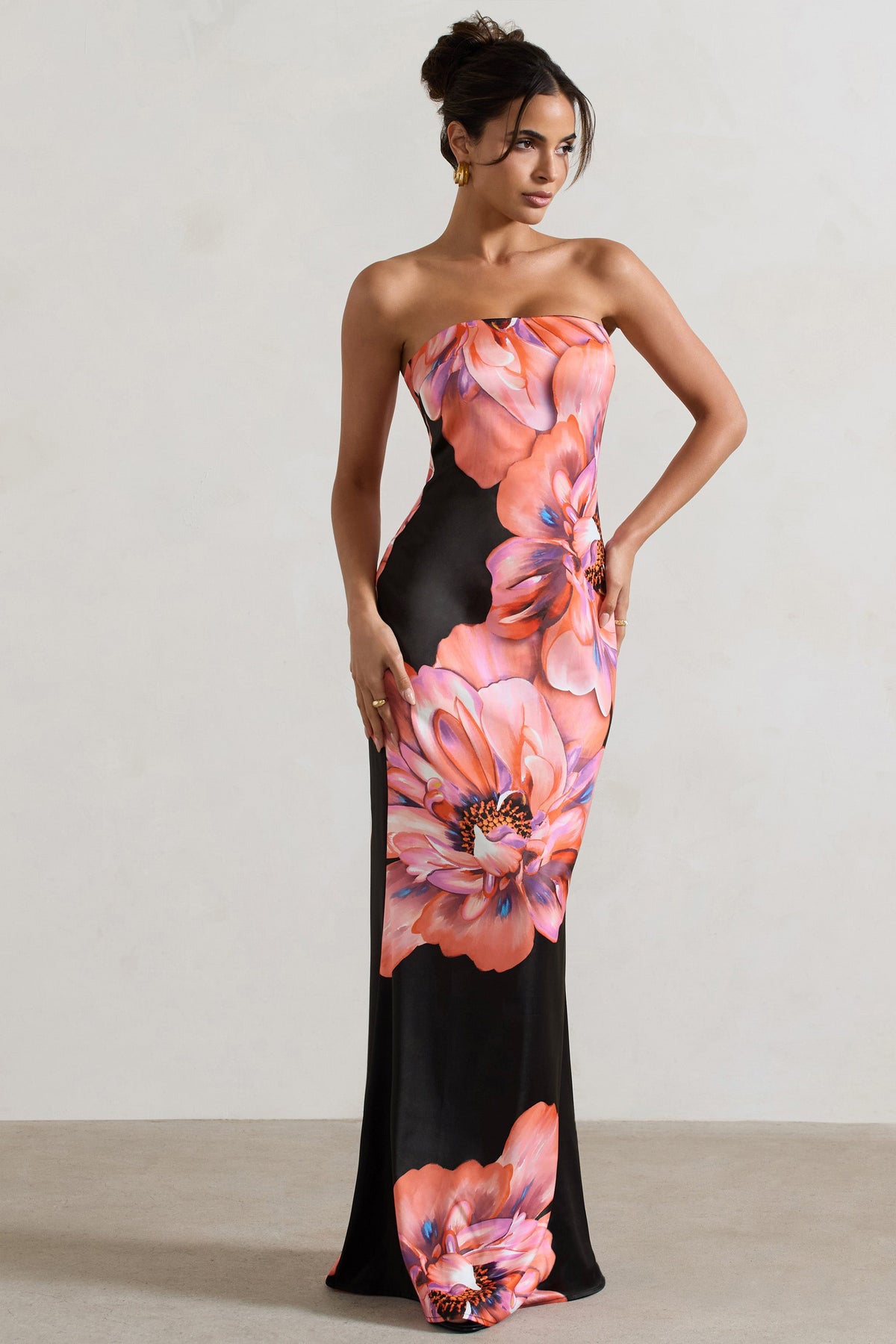 Sofiane | Schwarz-pinkes Maxikleid mit Blumenmuster und Bandeau-Ausschnitt.