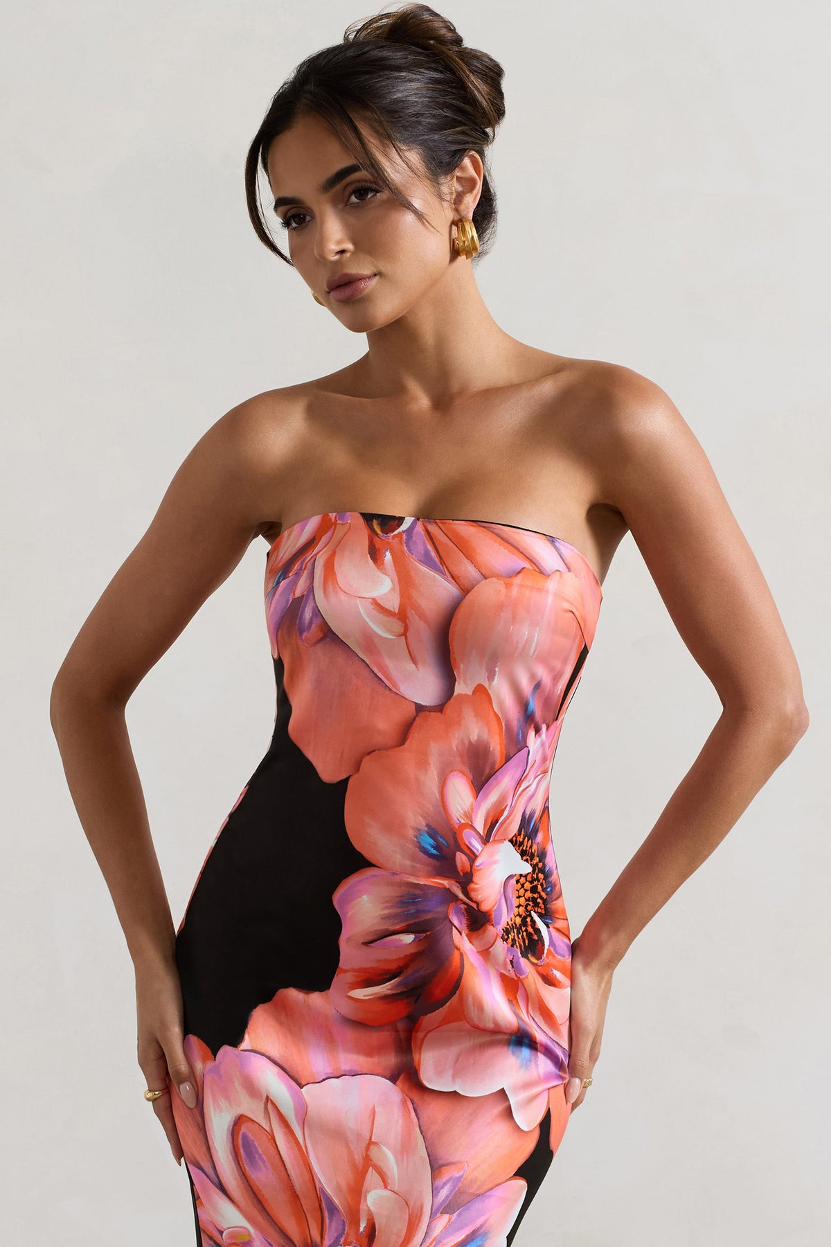 Sofiane | Schwarz-pinkes Maxikleid mit Blumenmuster und Bandeau-Ausschnitt.