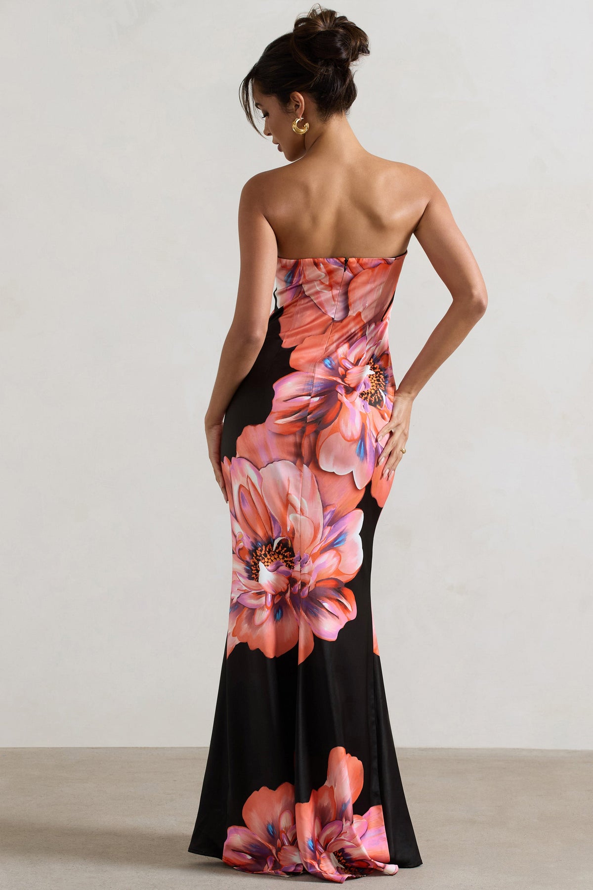 Sofiane | Schwarz-pinkes Maxikleid mit Blumenmuster und Bandeau-Ausschnitt.