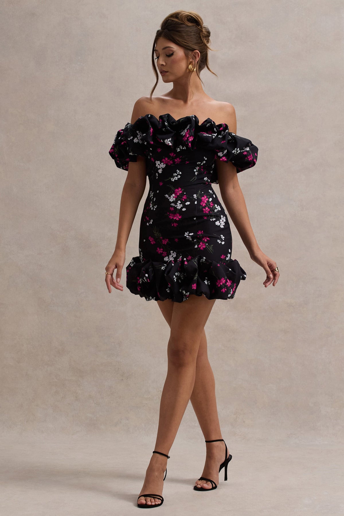 Lindo | Schwarzes Minikleid mit Blumenprint, Rüschen und Bardot-Ausschnitt