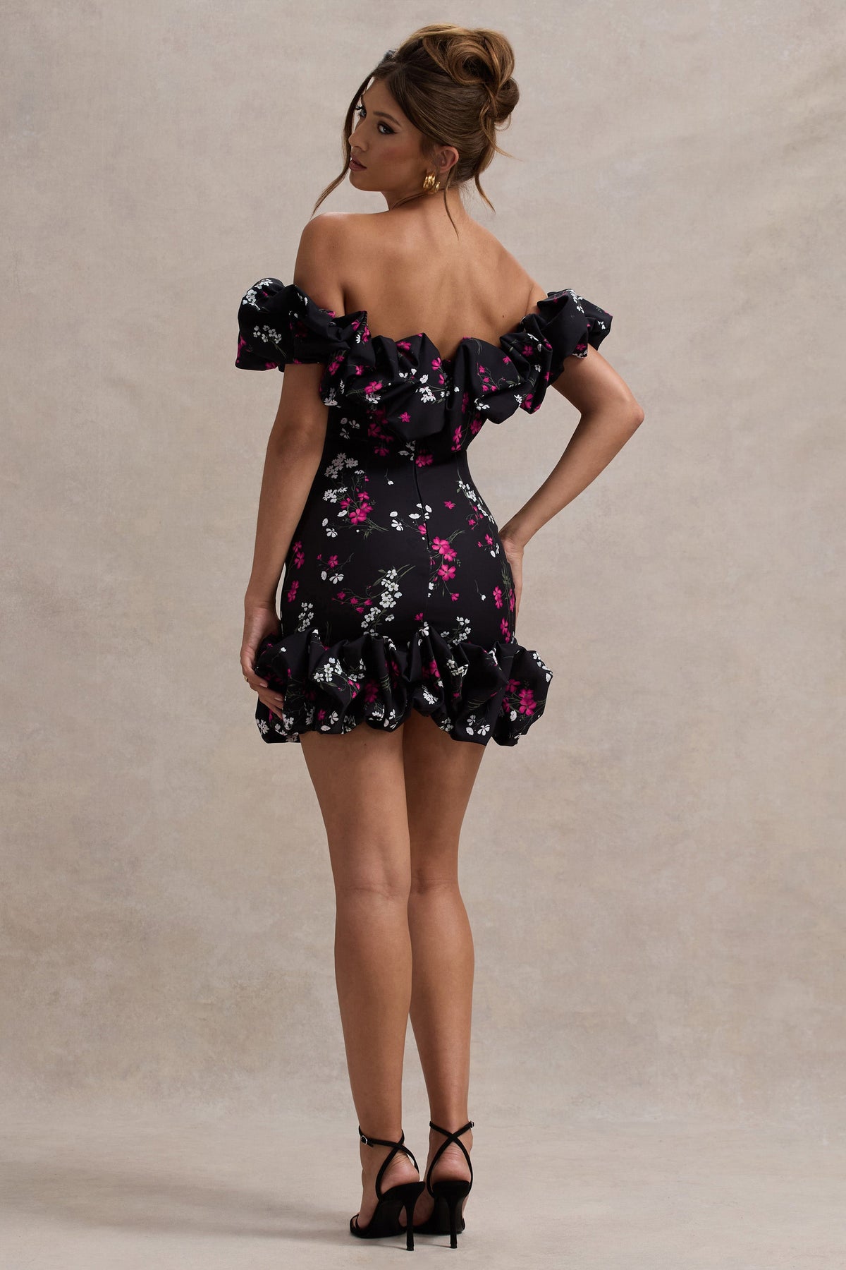 Lindo | Schwarzes Minikleid mit Blumenprint, Rüschen und Bardot-Ausschnitt