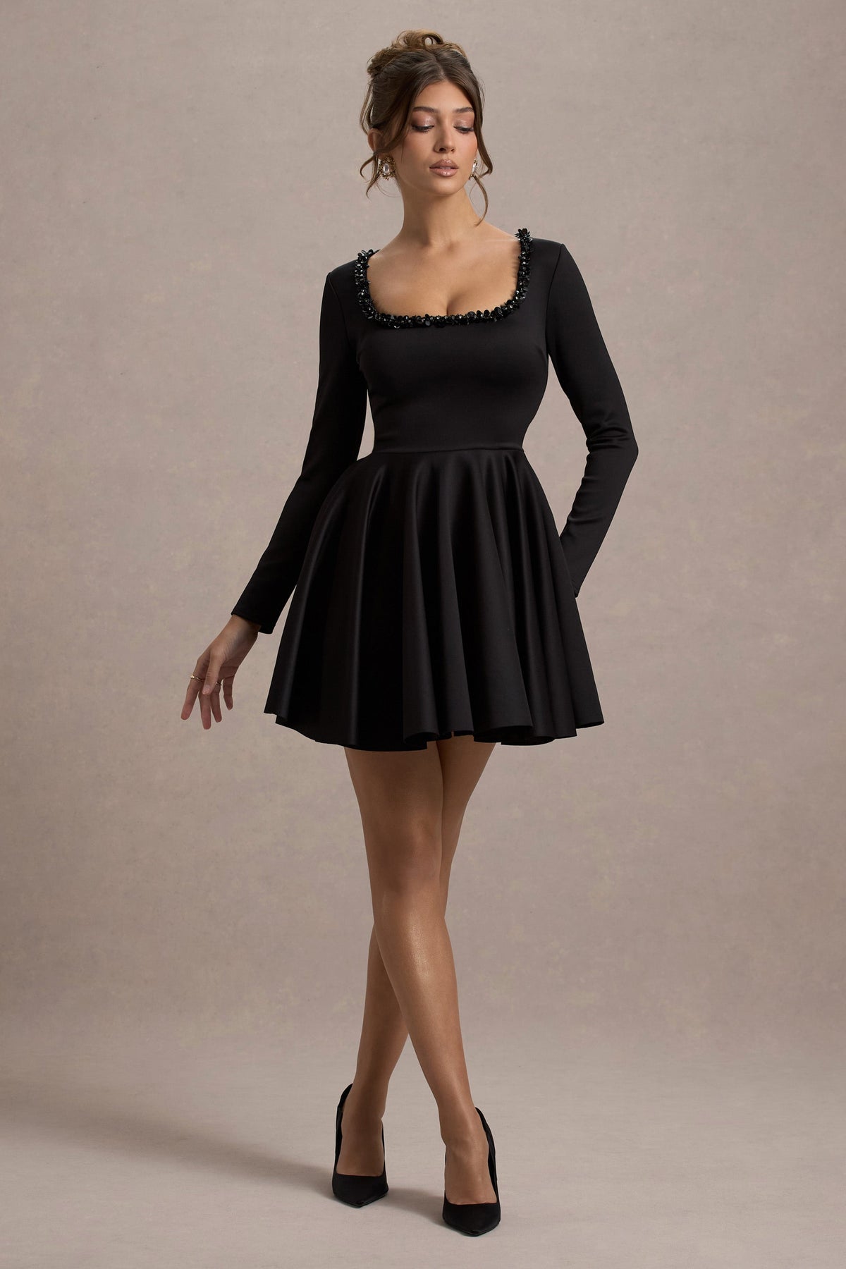 Wilder | Schwarzes Skater-Minikleid mit quadratischem Ausschnitt und langen Ärmeln