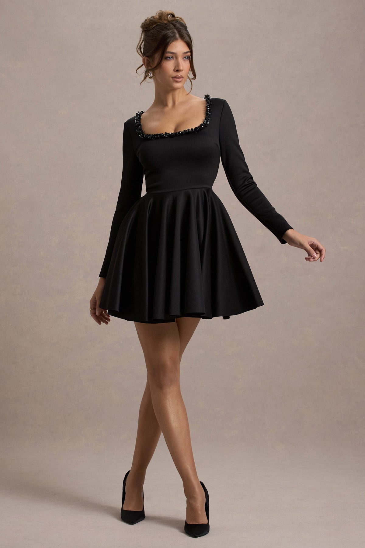 Wilder | Schwarzes Skater-Minikleid mit quadratischem Ausschnitt und langen Ärmeln