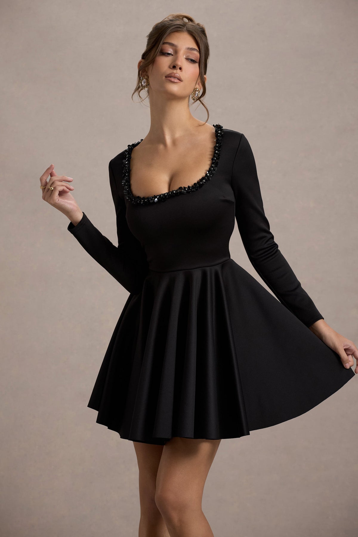Wilder | Schwarzes Skater-Minikleid mit quadratischem Ausschnitt und langen Ärmeln