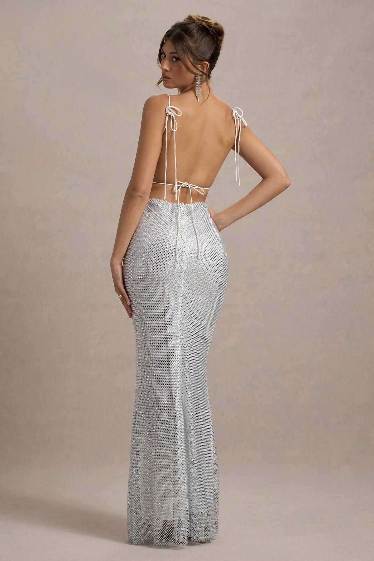 Quartz | Silbernes Maxi-Kleid mit Verzierungen, quadratischem Ausschnitt und offenem Rücken.