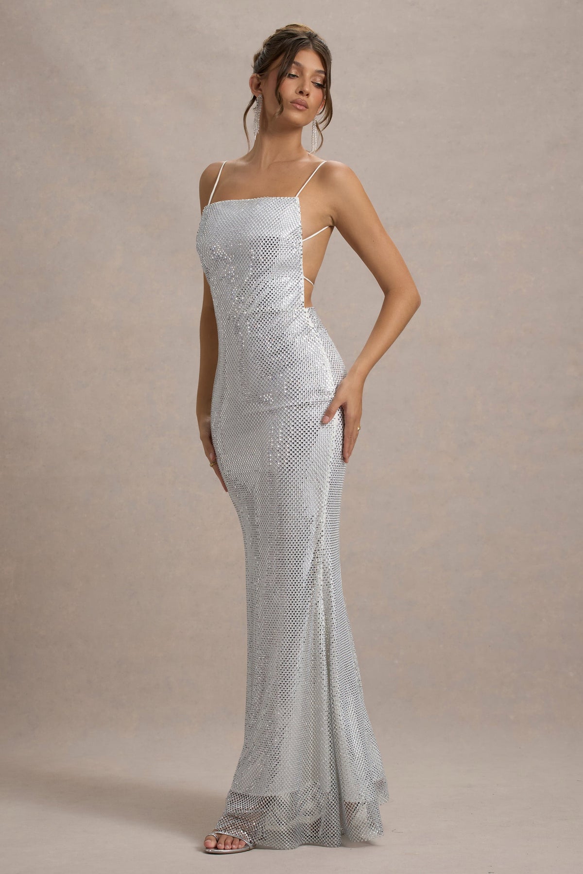 Quartz | Silbernes Maxi-Kleid mit Verzierungen, quadratischem Ausschnitt und offenem Rücken.