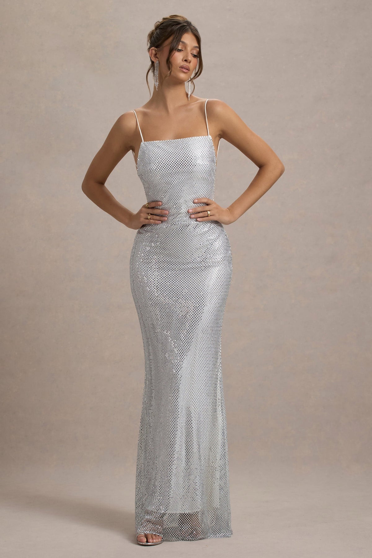Quartz | Silbernes Maxi-Kleid mit Verzierungen, quadratischem Ausschnitt und offenem Rücken.