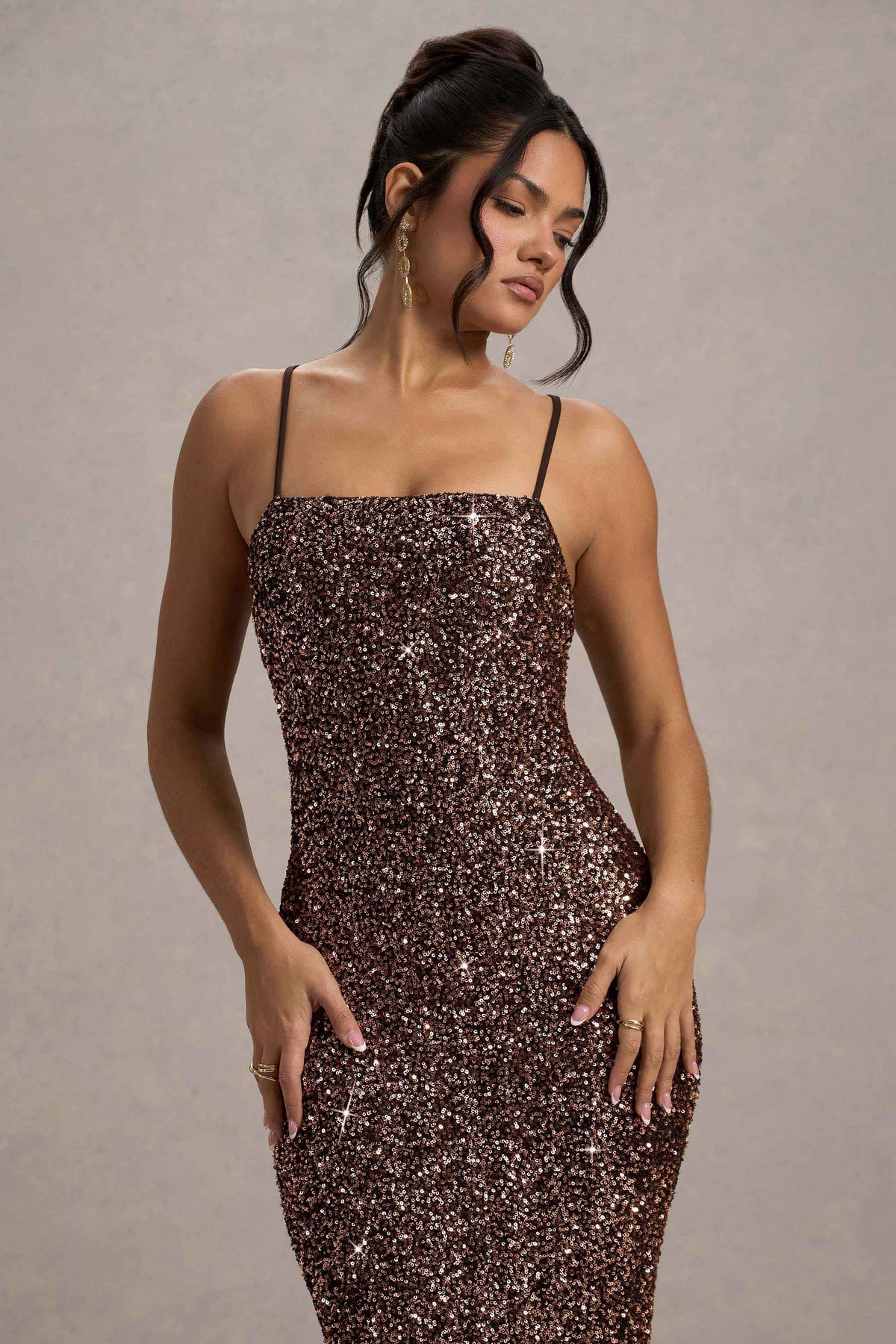 Cosmic | Bronzenes Maxikleid mit Pailletten, Trägern und eckigem Ausschnitt