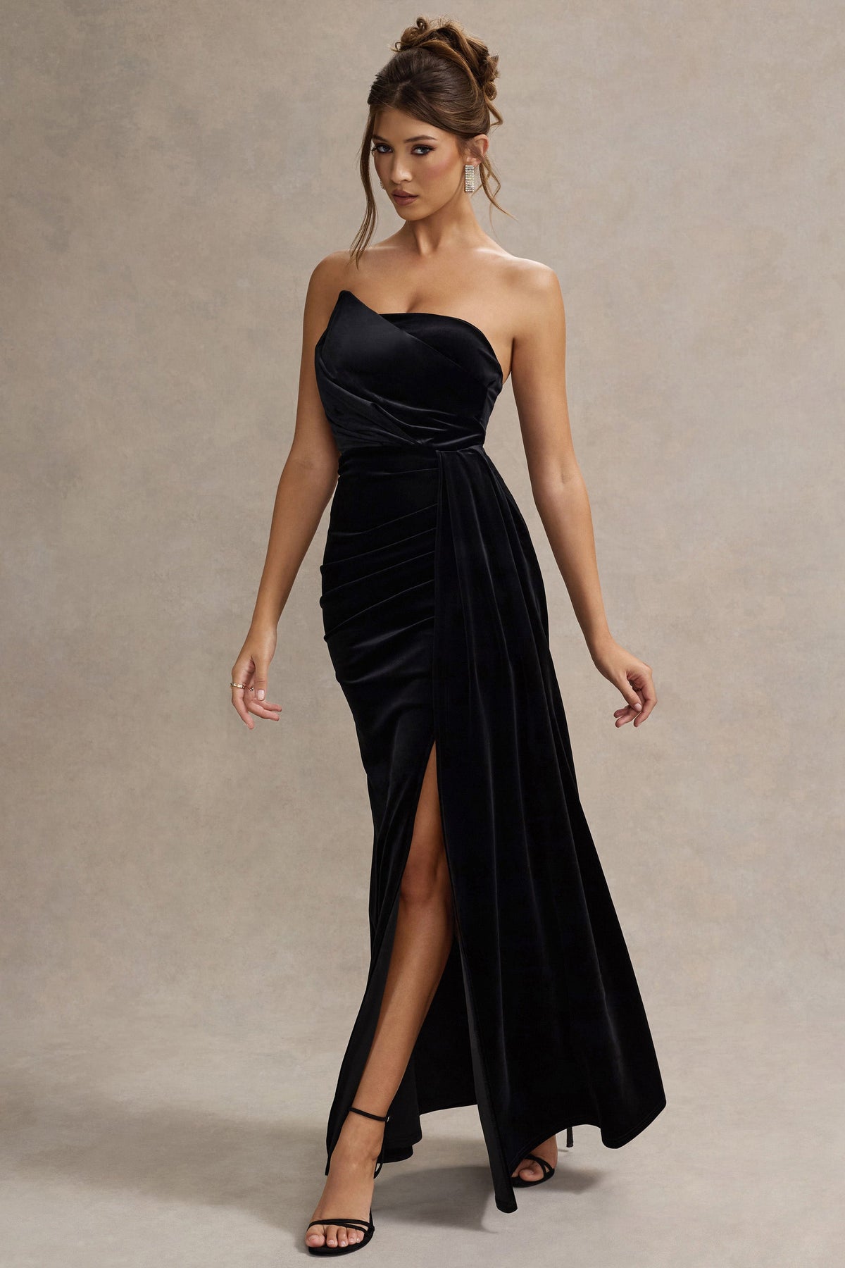 Zafira | Schwarzes, schulterfreies, drapiertes Maxikleid aus Samt
