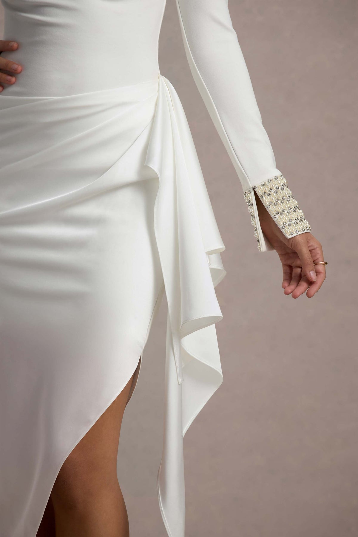 Luanna | Ecru Satin Midikleid mit langen Ärmeln und drapiertem Rock