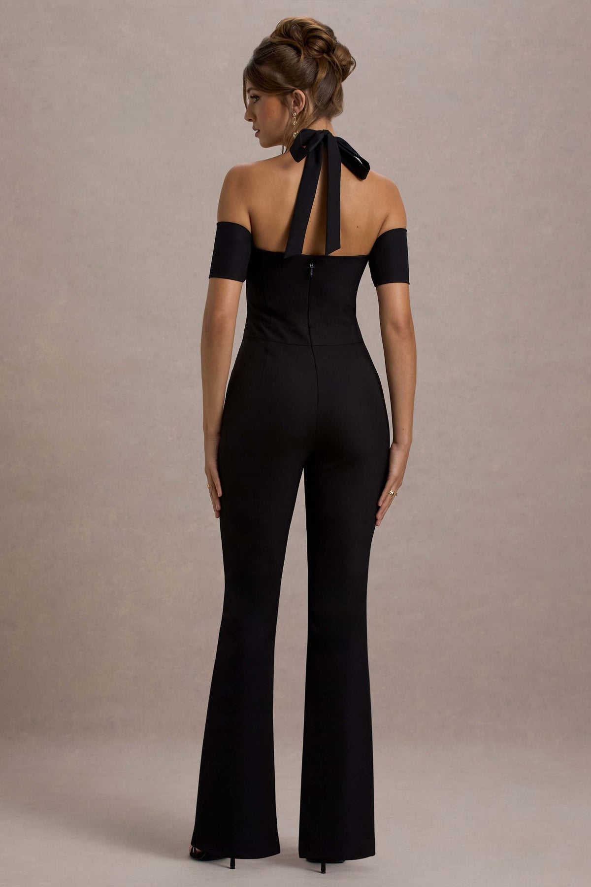 Aurea | Schwarzer Jumpsuit mit Neckholder und ausgestelltem Bein.