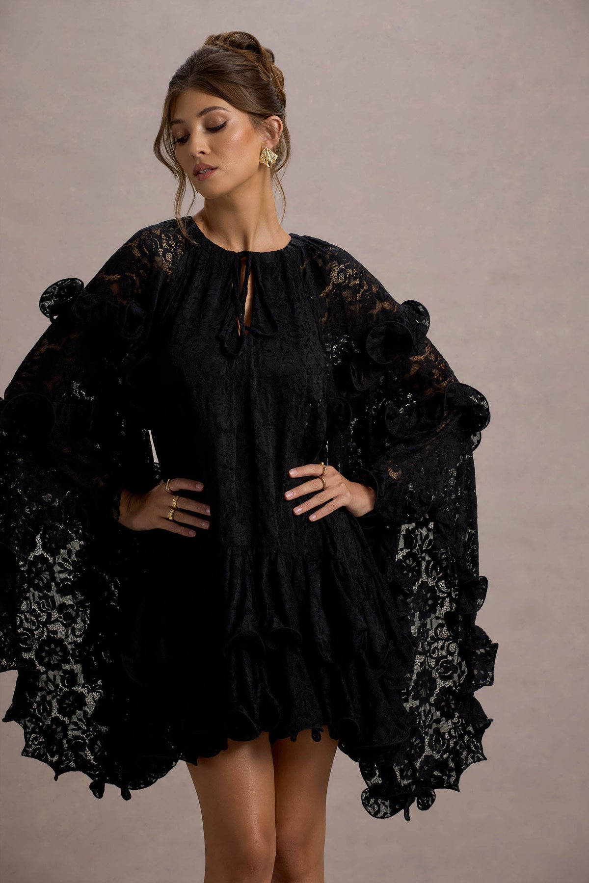 Arlington | Schwarzes Minikleid mit Spitzen-Cape-Ärmeln