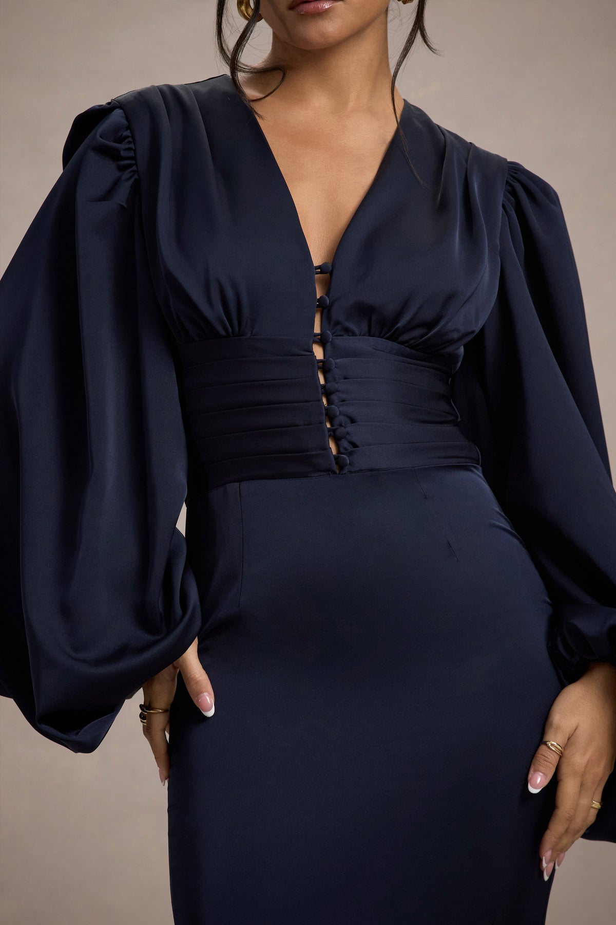 Helsinki | Marinenblaues Satin-V-Ausschnitt-Maxikleid mit Ballonärmel