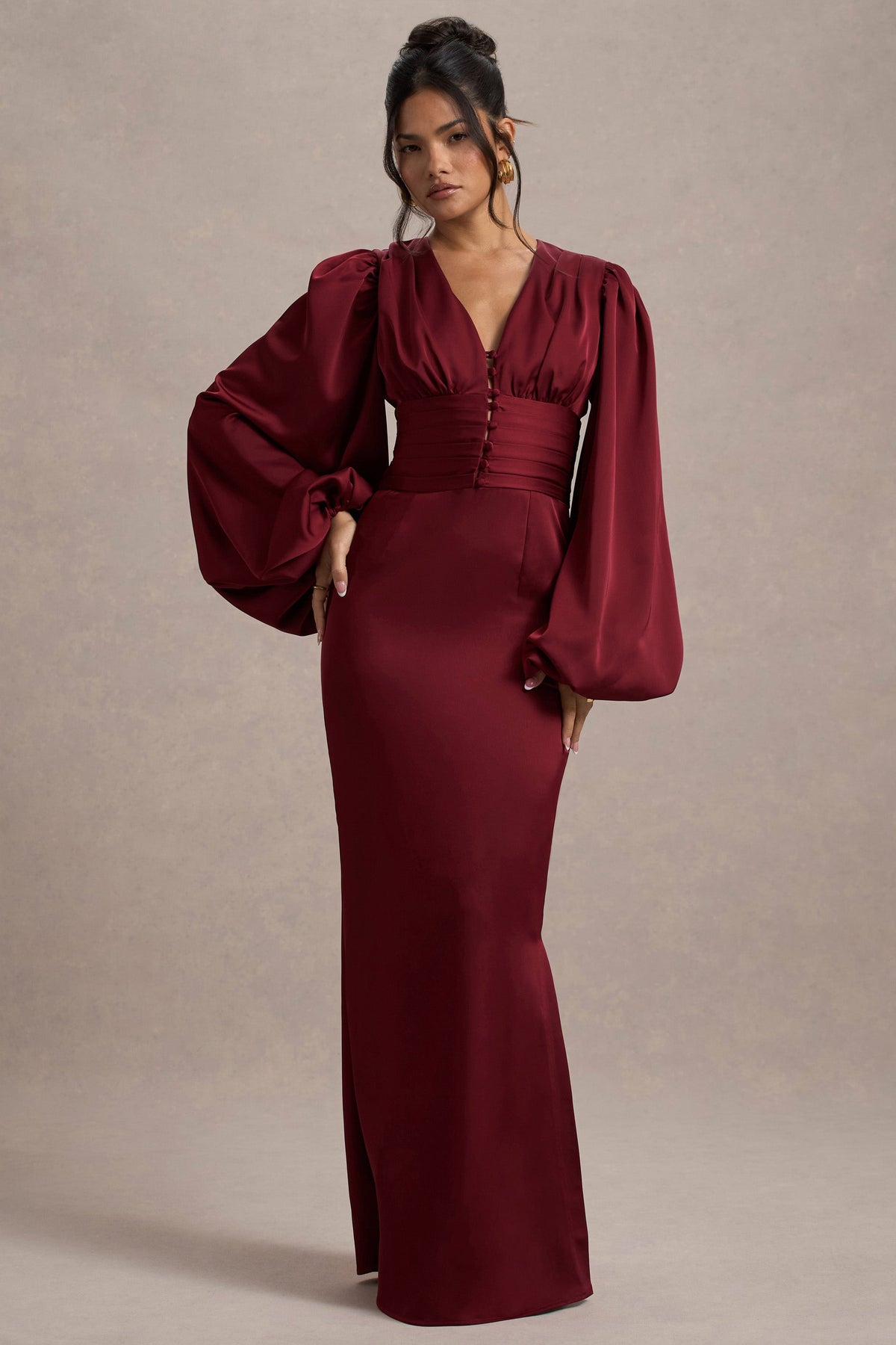 Helsinki | Beerenfarbenes Satin-Maxikleid mit V-Ausschnitt und Ballonärmeln