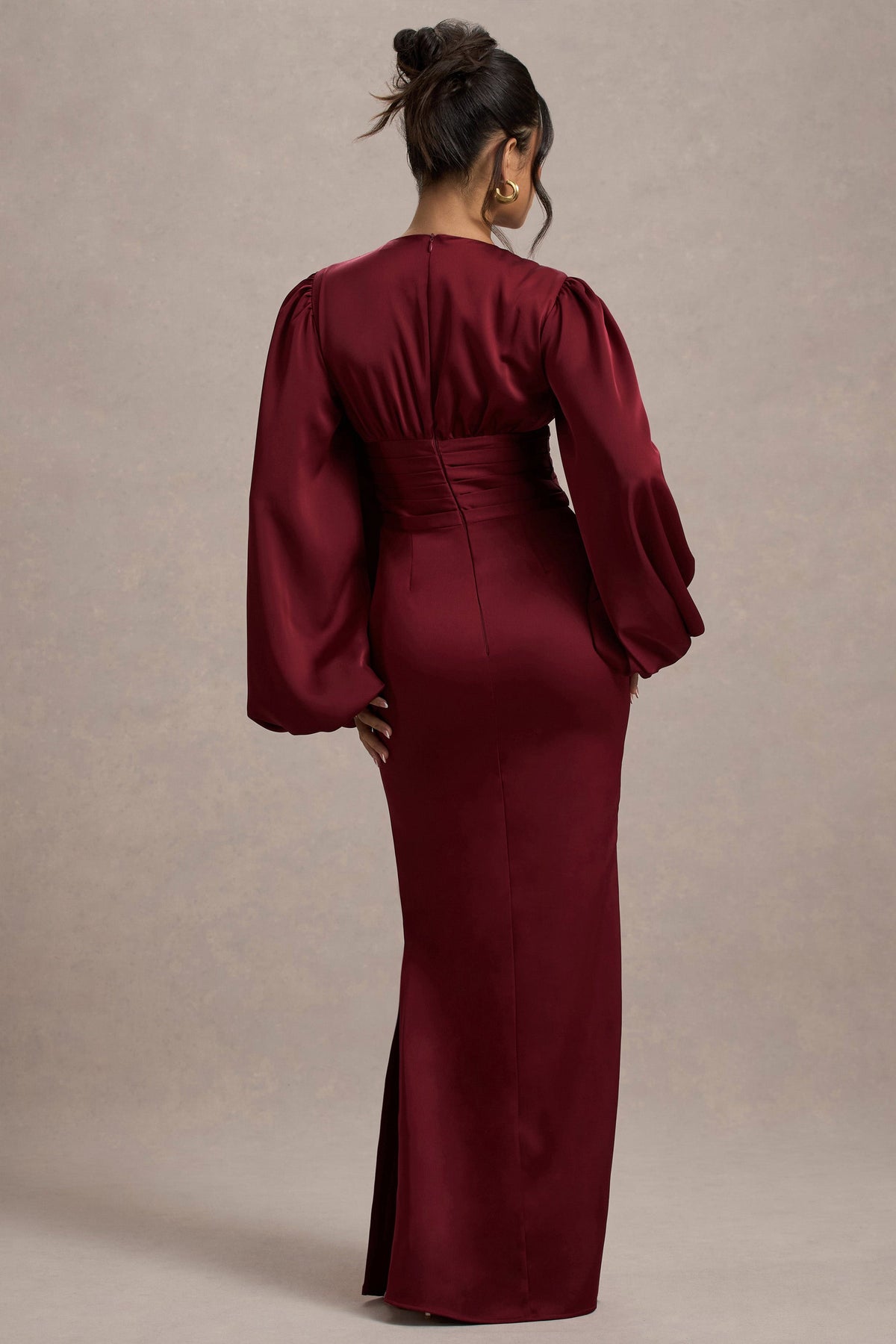 Helsinki | Beerenfarbenes Satin-Maxikleid mit V-Ausschnitt und Ballonärmeln