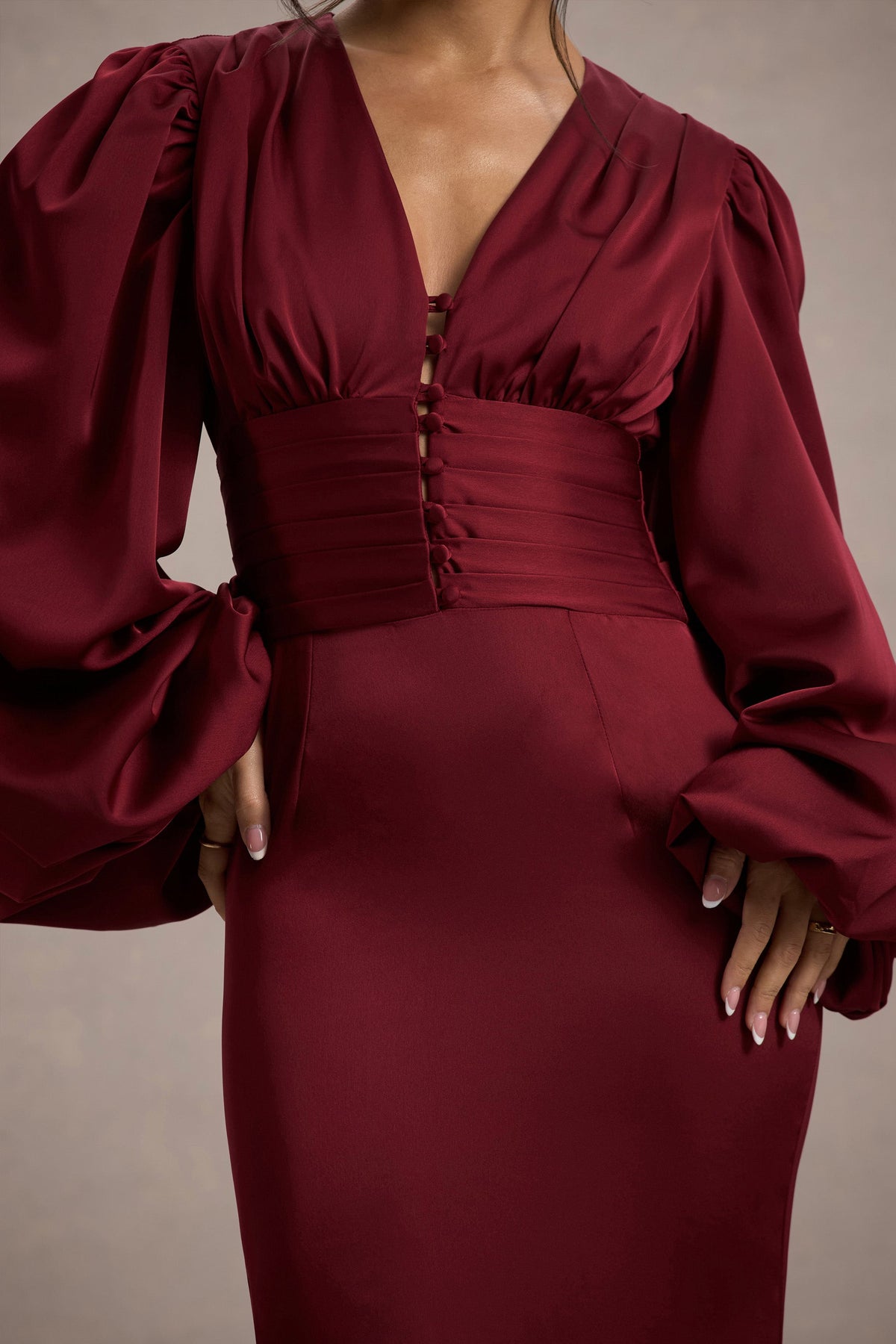 Helsinki | Beerenfarbenes Satin-Maxikleid mit V-Ausschnitt und Ballonärmeln