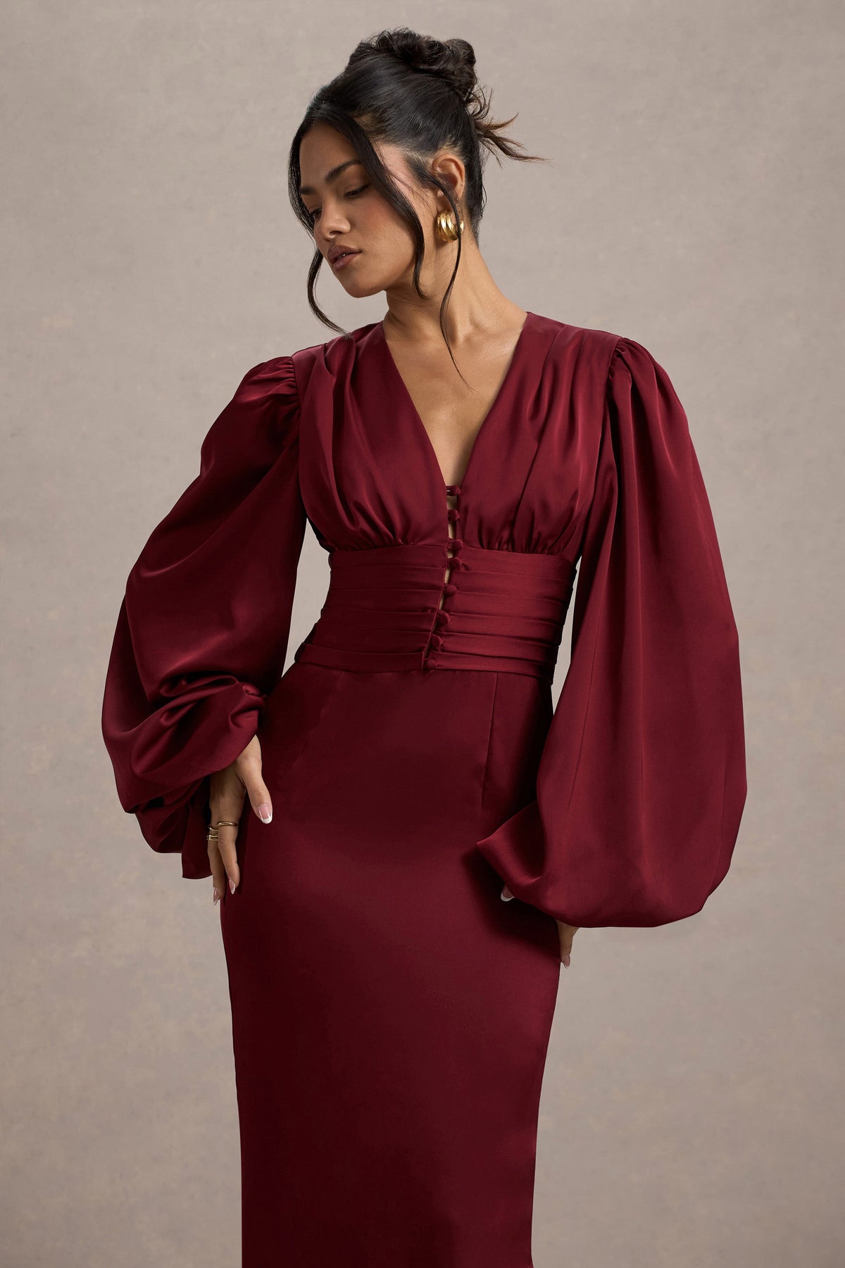 Helsinki | Beerenfarbenes Satin-Maxikleid mit V-Ausschnitt und Ballonärmeln