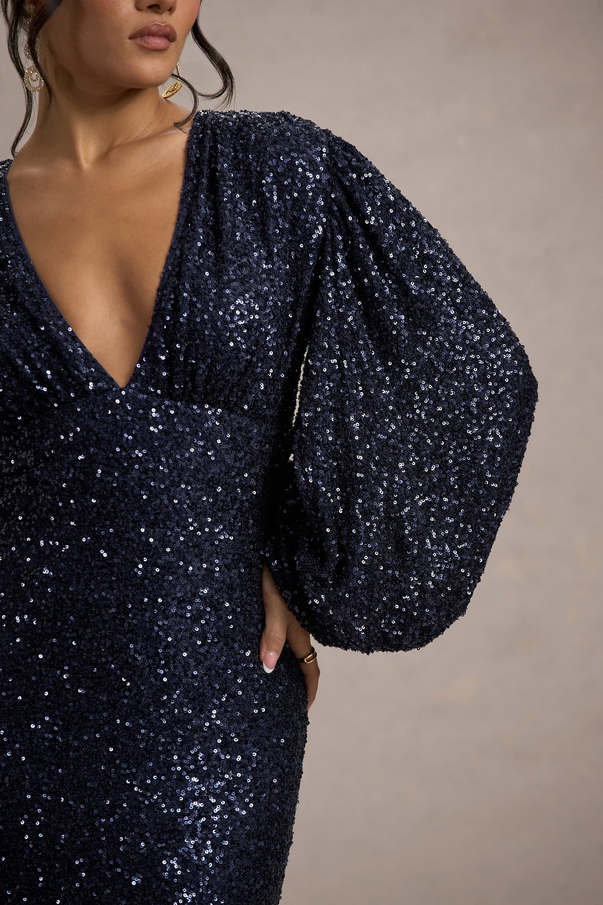 Kaelin | Marineblaues Pailletten-Maxikleid mit tiefem V-Ausschnitt