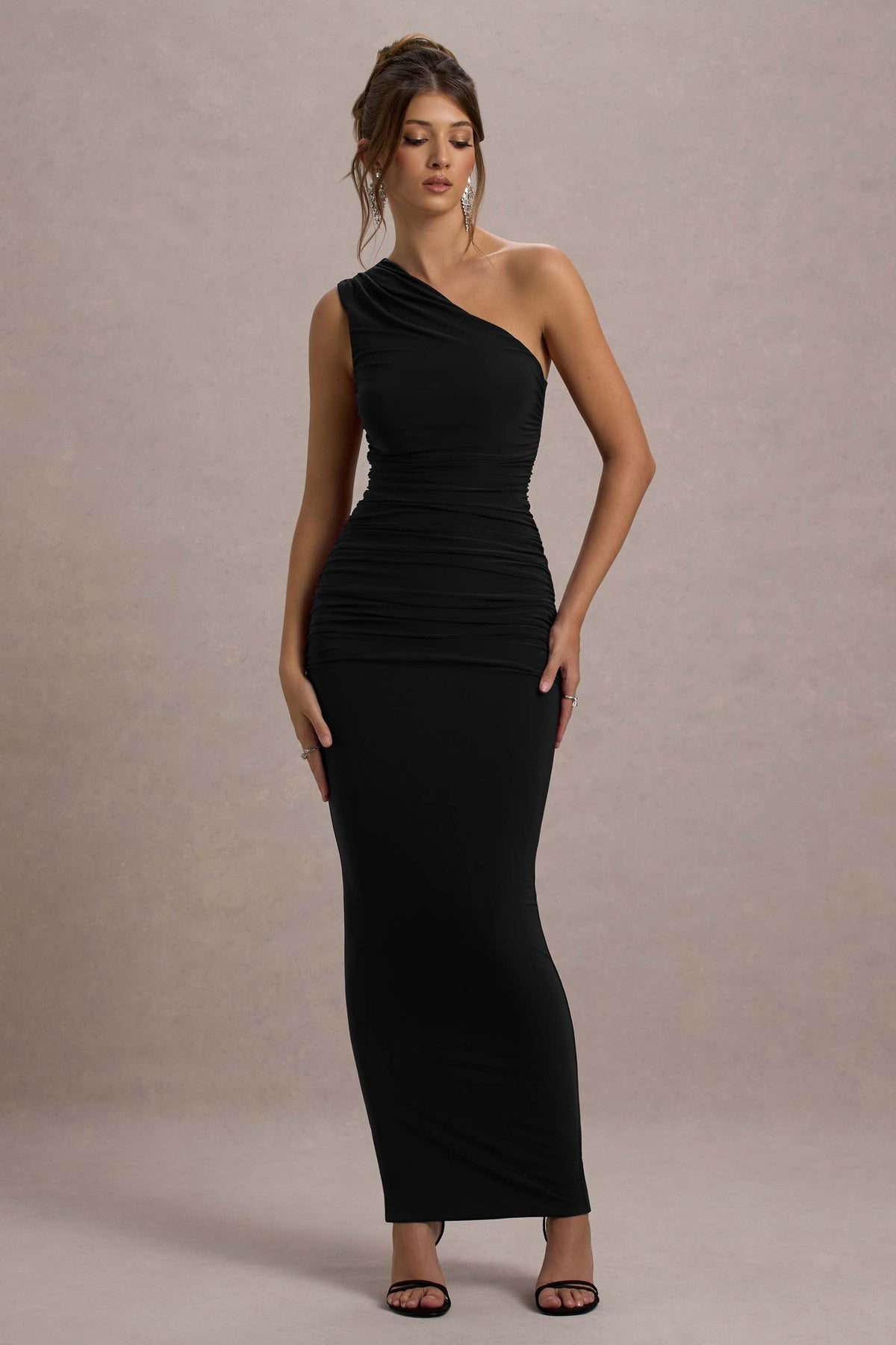 Dalarie | Schwarzes Maxikleid mit einer Schulter und gerafftem Design