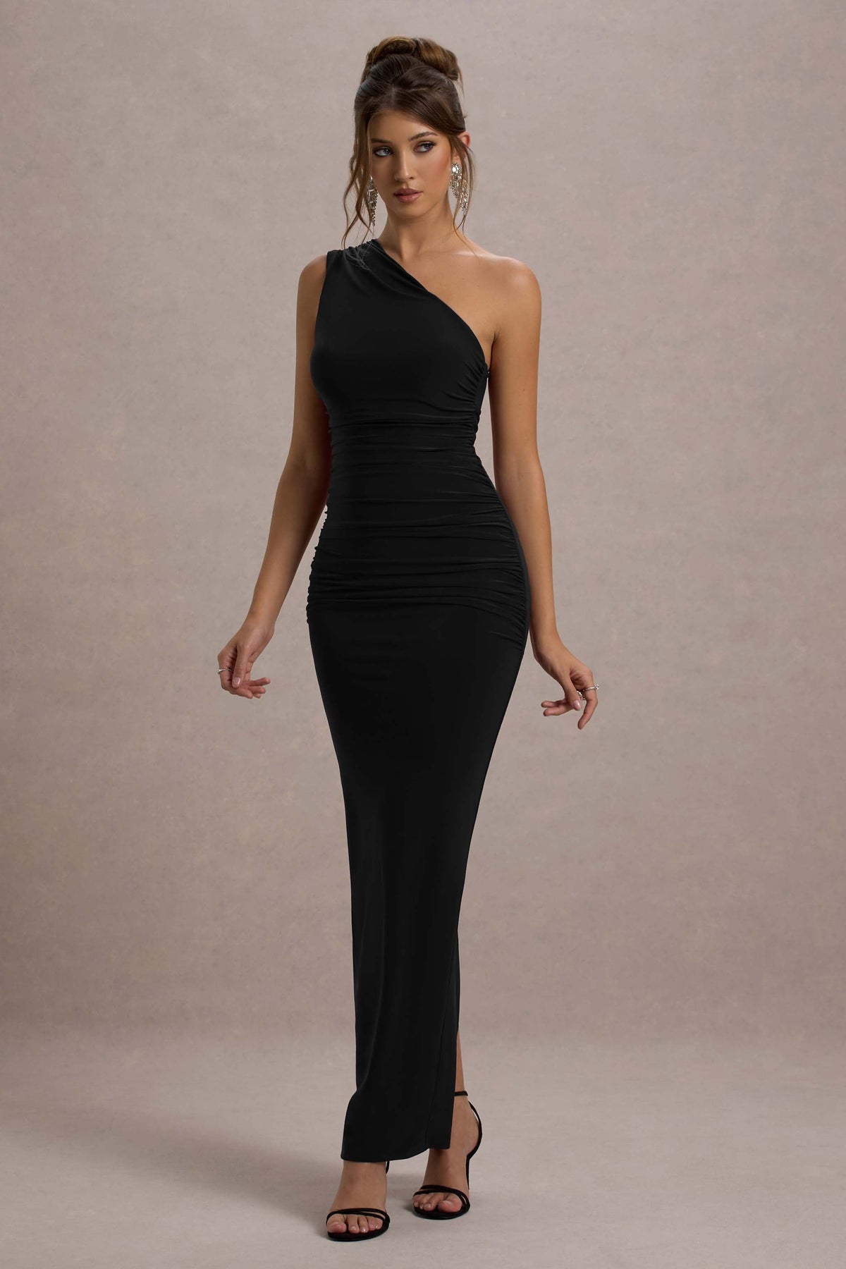 Dalarie | Schwarzes Maxikleid mit einer Schulter und gerafftem Design