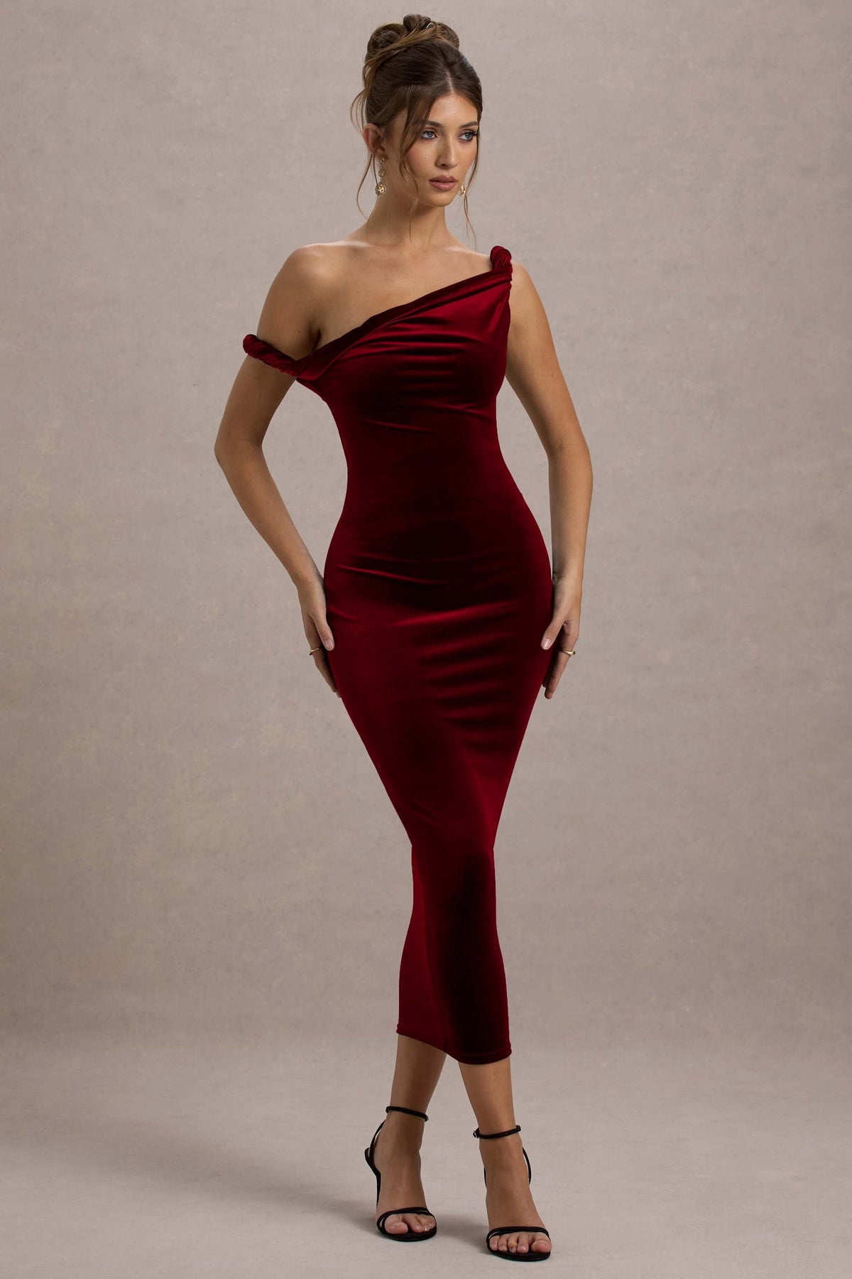 Carella | Berryfarbiges Samtkleid mit gedrehtem asymmetrischem Design in Midilänge.