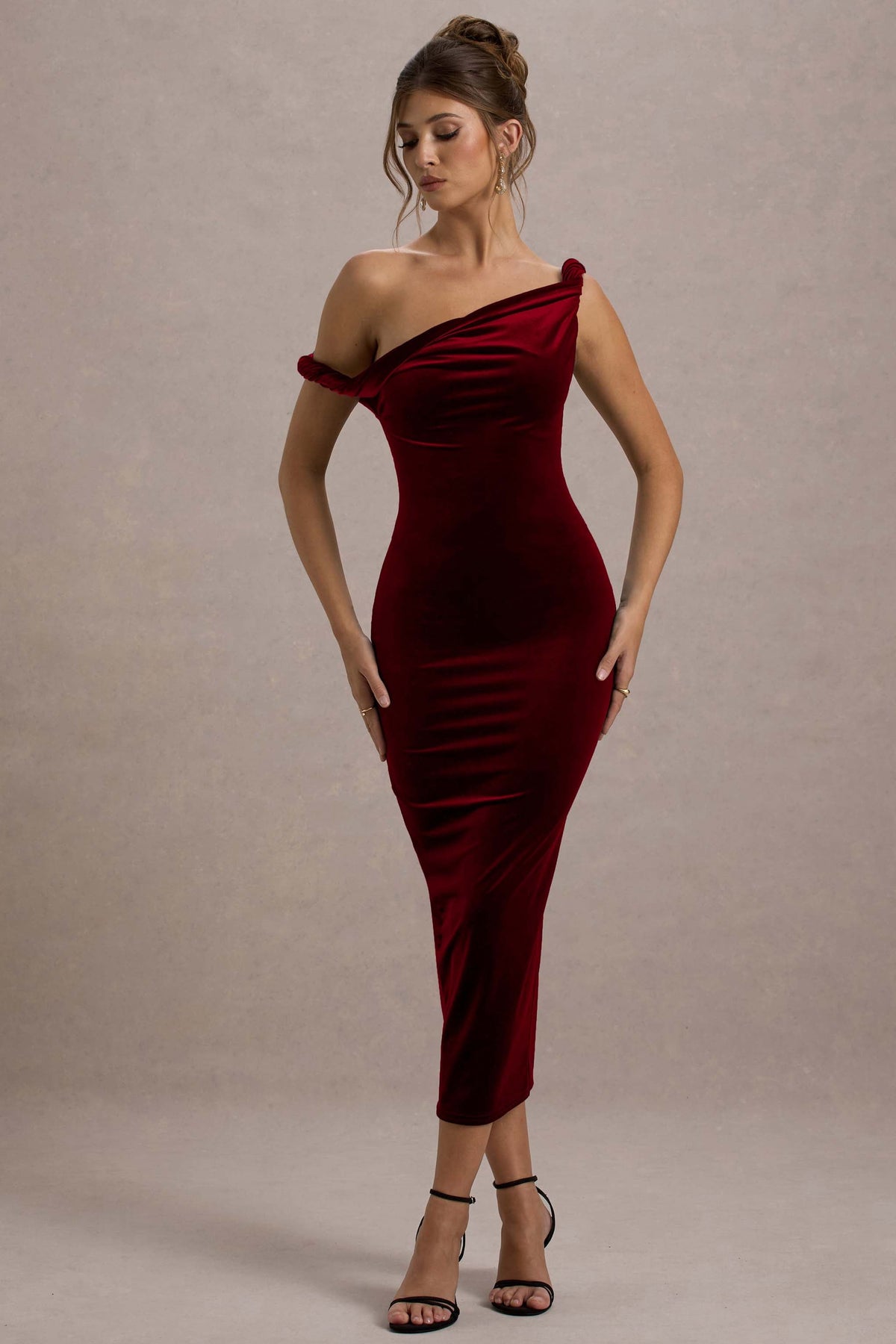 Carella | Berryfarbiges Samtkleid mit gedrehtem asymmetrischem Design in Midilänge.