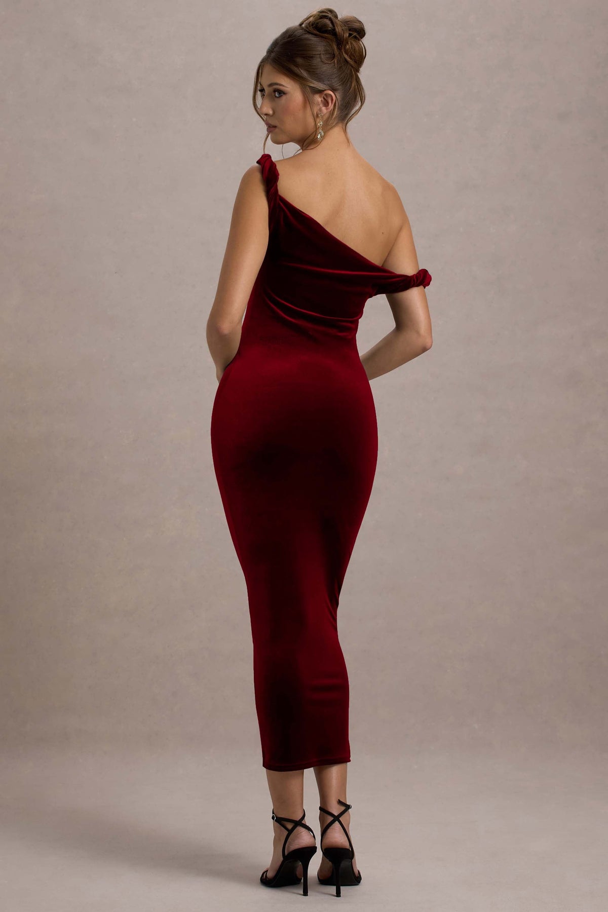Carella | Berryfarbiges Samtkleid mit gedrehtem asymmetrischem Design in Midilänge.