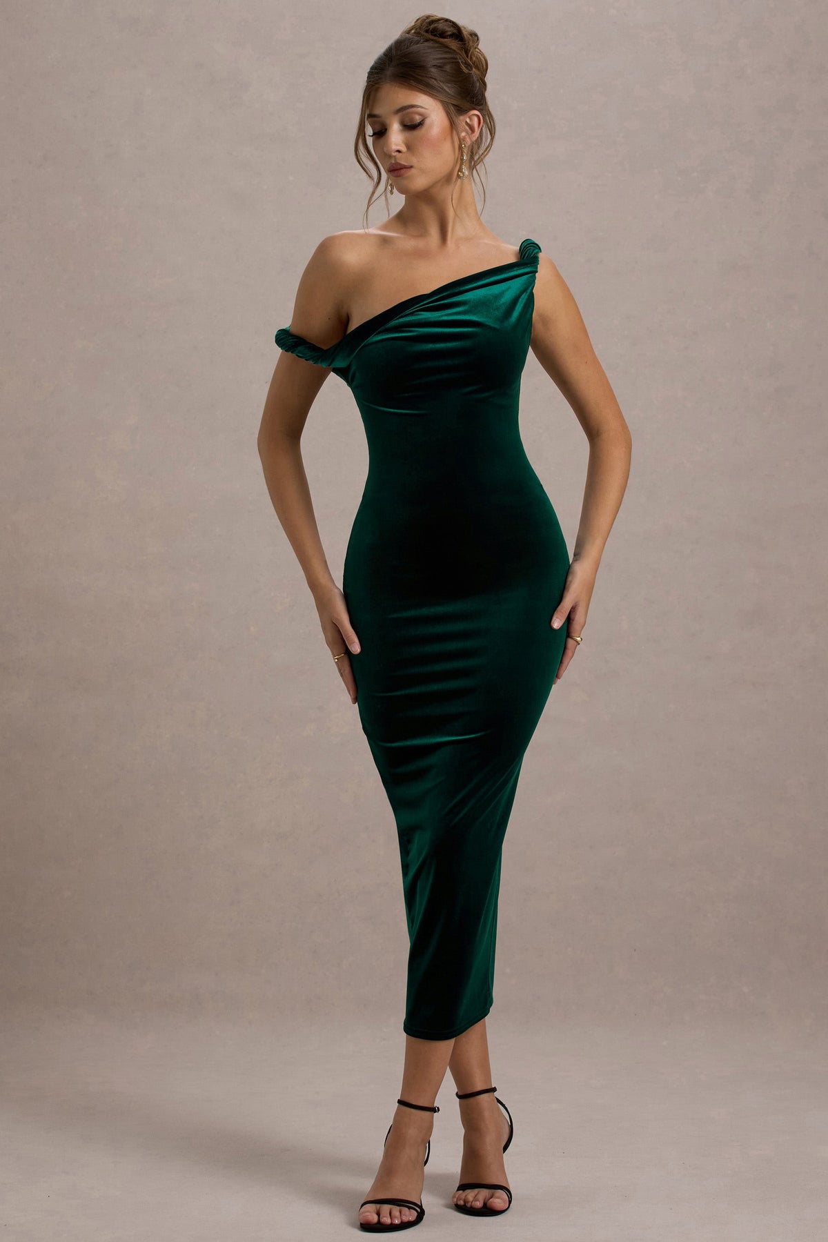Carella | Flaschengrünes, asymmetrisches Midikleid aus Samt mit gedrehtem Detail