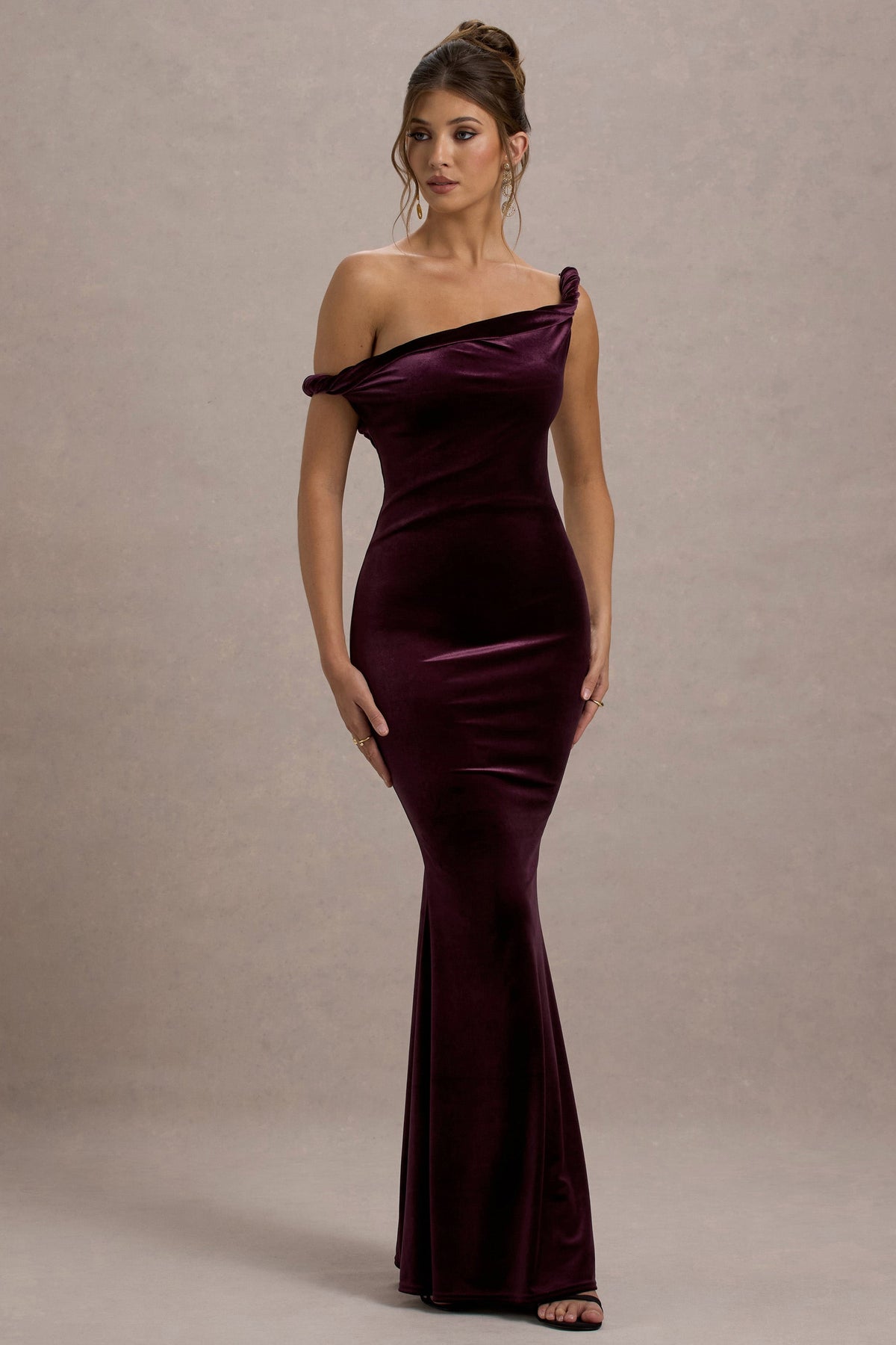 Neeka | Portfarbenes Samt-Maxikleid mit asymmetrischem Twist-Detail