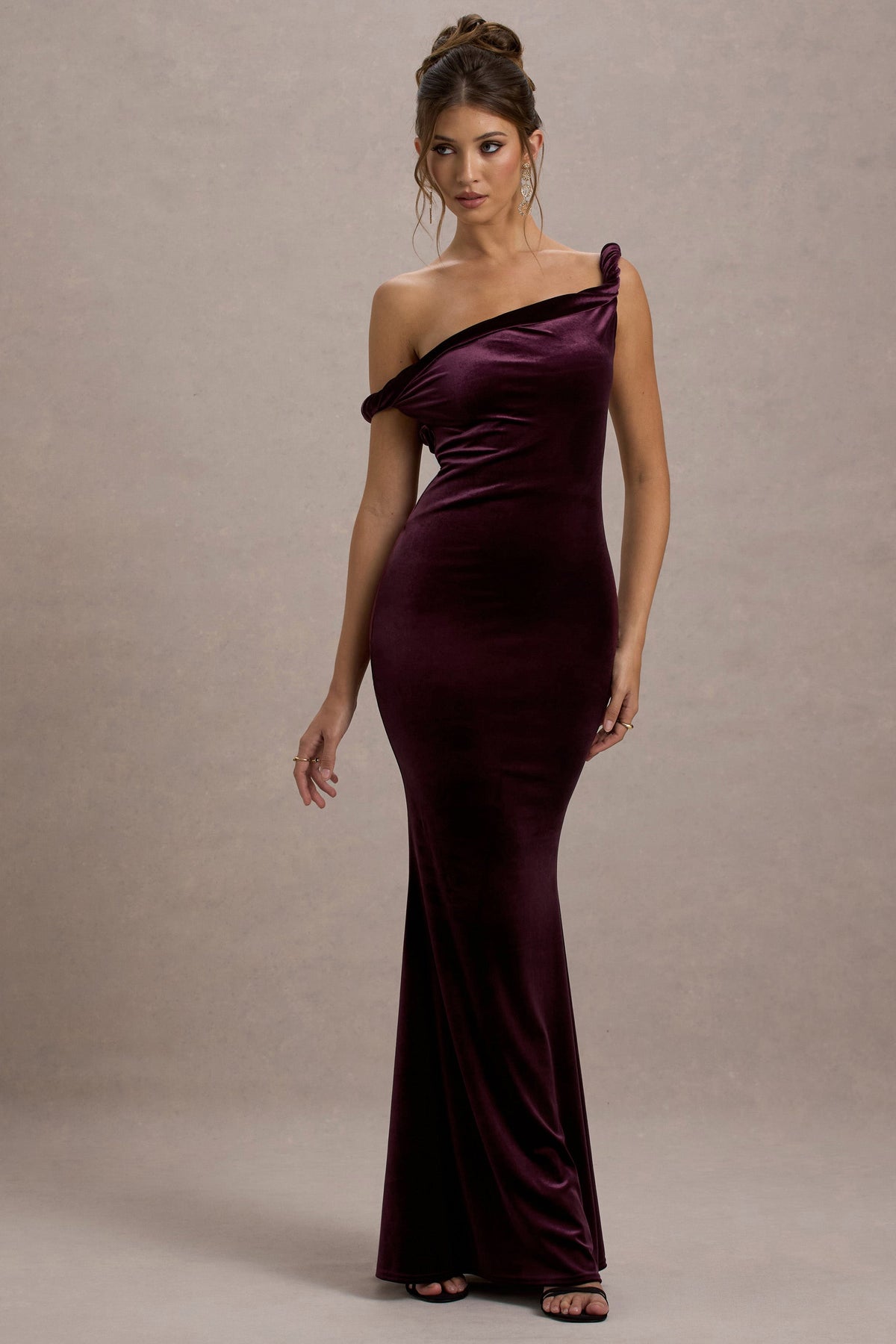 Neeka | Portfarbenes Samt-Maxikleid mit asymmetrischem Twist-Detail