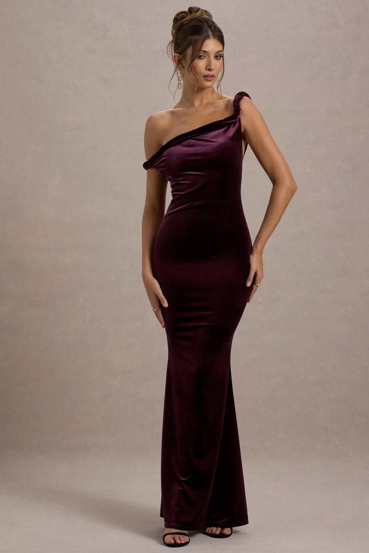 Neeka | Portfarbenes Samt-Maxikleid mit asymmetrischem Twist-Detail