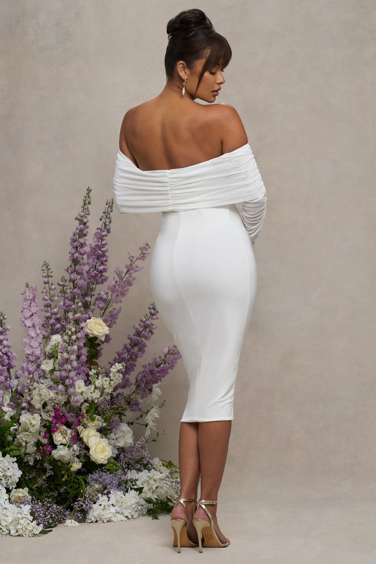 Patiently Waiting | Weißes Umstands-Bardot-Midikleid mit gerafftem Mesh
