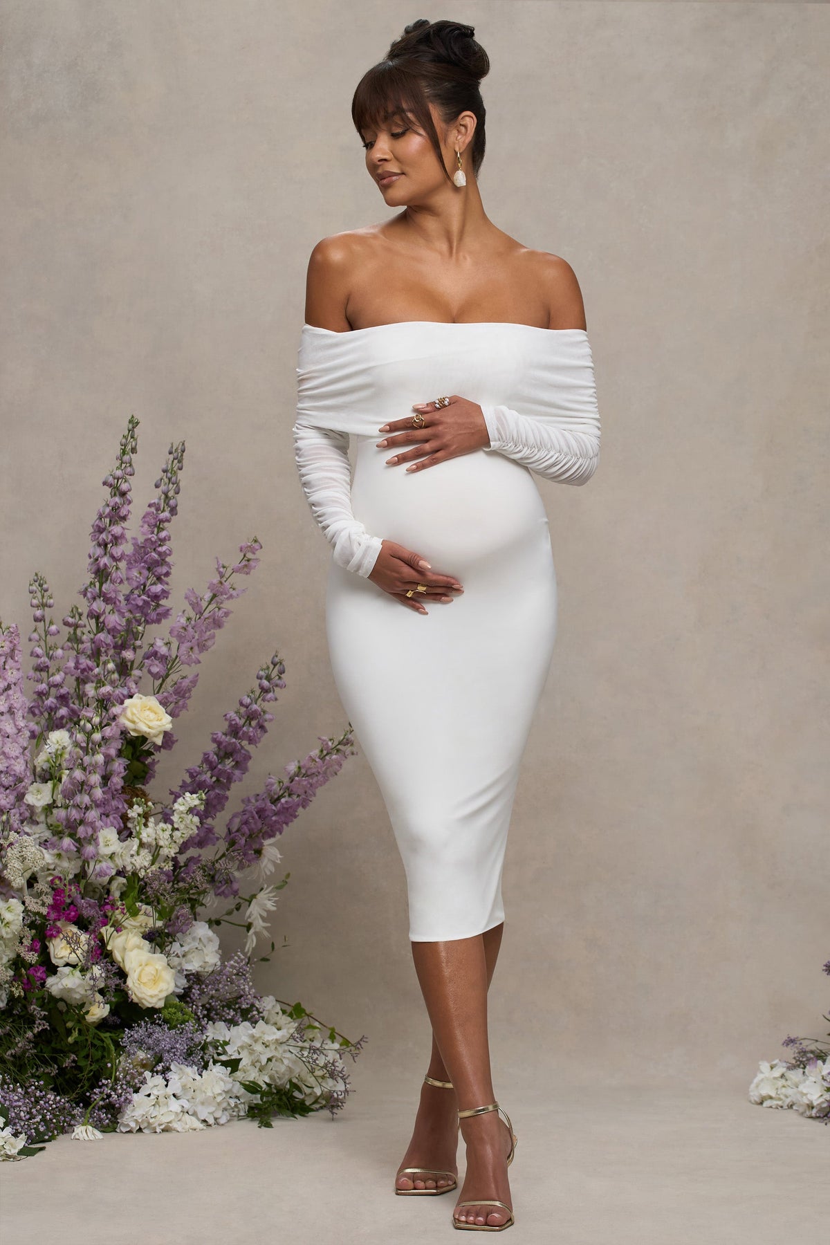 Patiently Waiting | Weißes Umstands-Bardot-Midikleid mit gerafftem Mesh