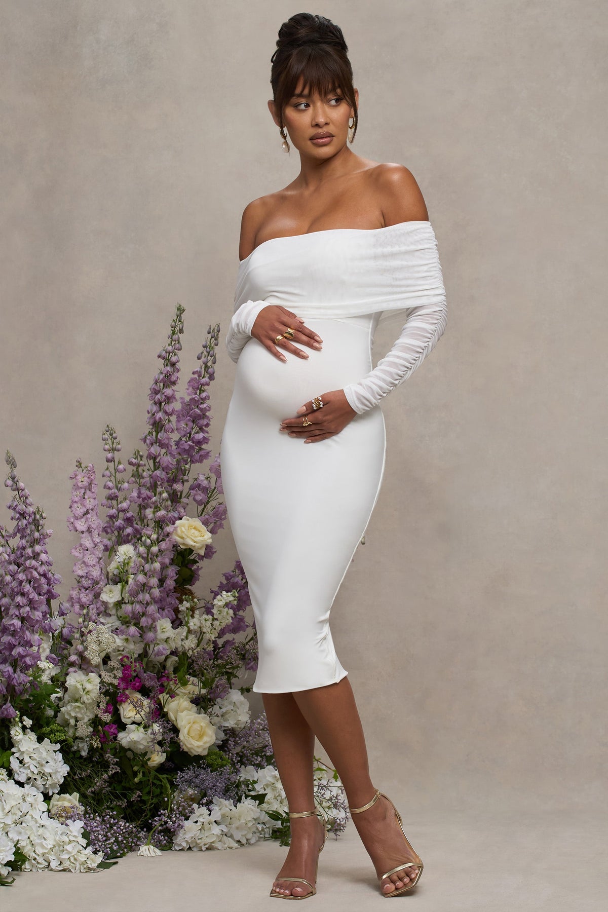 Patiently Waiting | Weißes Umstands-Bardot-Midikleid mit gerafftem Mesh