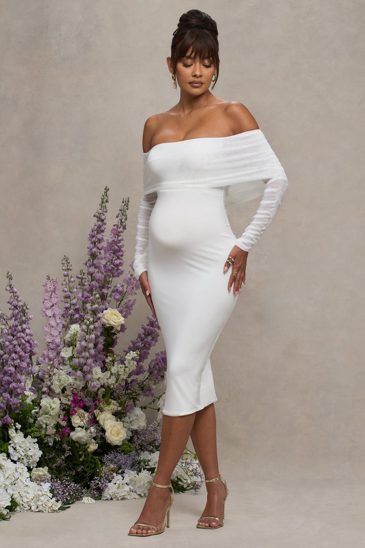 Patiently Waiting | Weißes Umstands-Bardot-Midikleid mit gerafftem Mesh