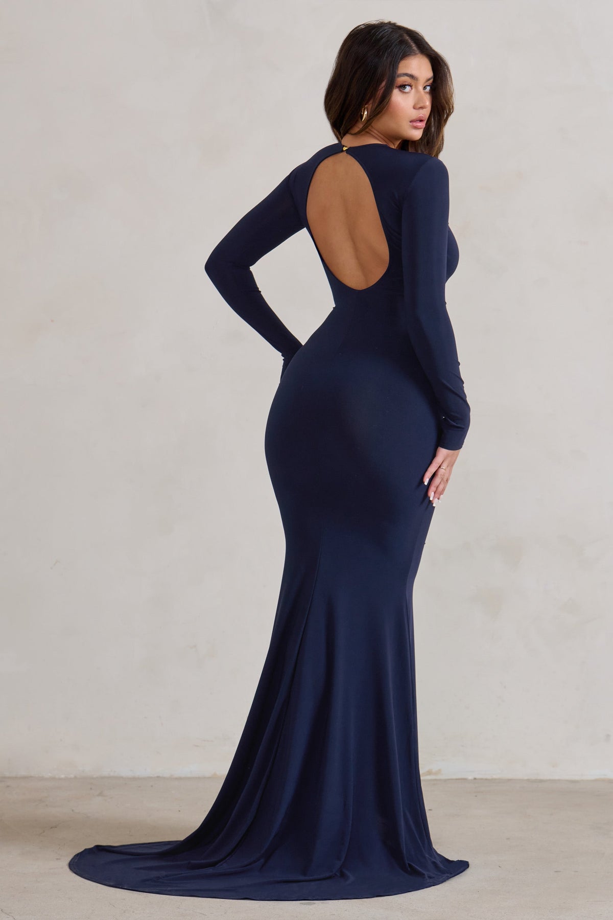 One Step Ahead | Marineblaues Maxikleid mit langen Ärmeln und offenem Rücken
