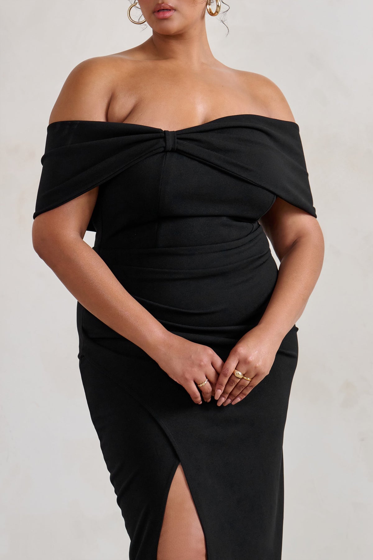 Eva | Schwarzes Bardot-Maxikleid mit Schleifendetail und Beinschlitz