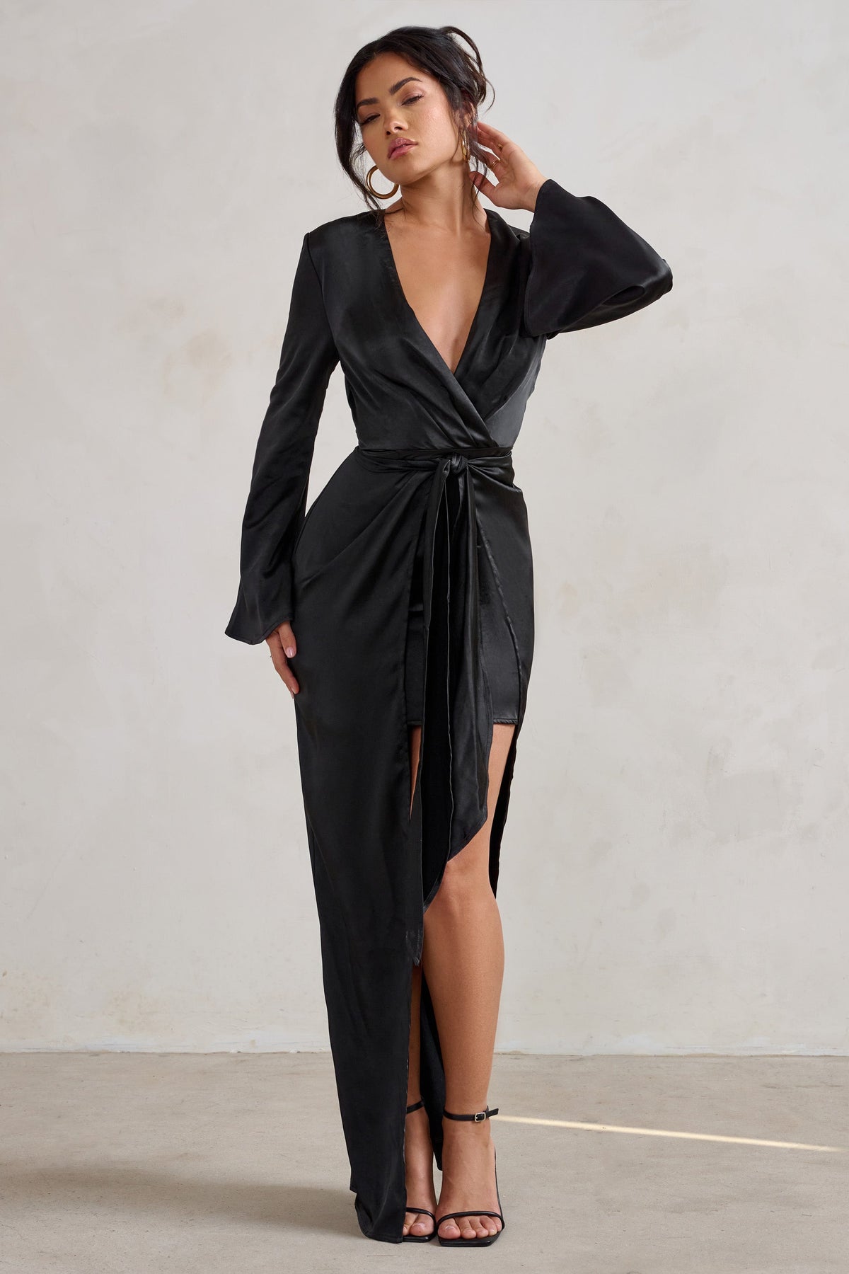 Patricia | Schwarzes Maxikleid mit tiefem Ausschnitt, langen Ärmeln und Bindedetail