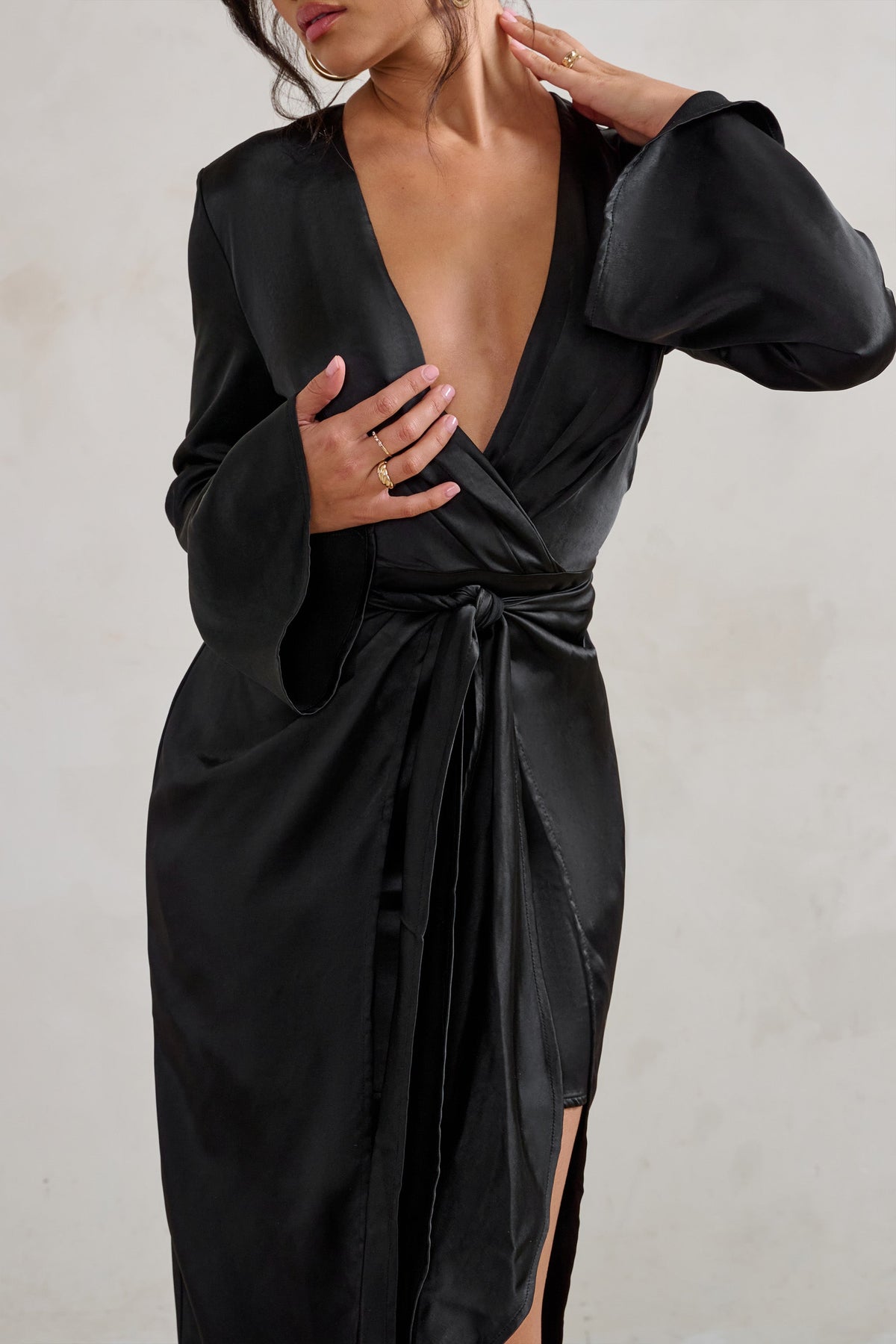 Patricia | Schwarzes Maxikleid mit tiefem Ausschnitt, langen Ärmeln und Bindedetail