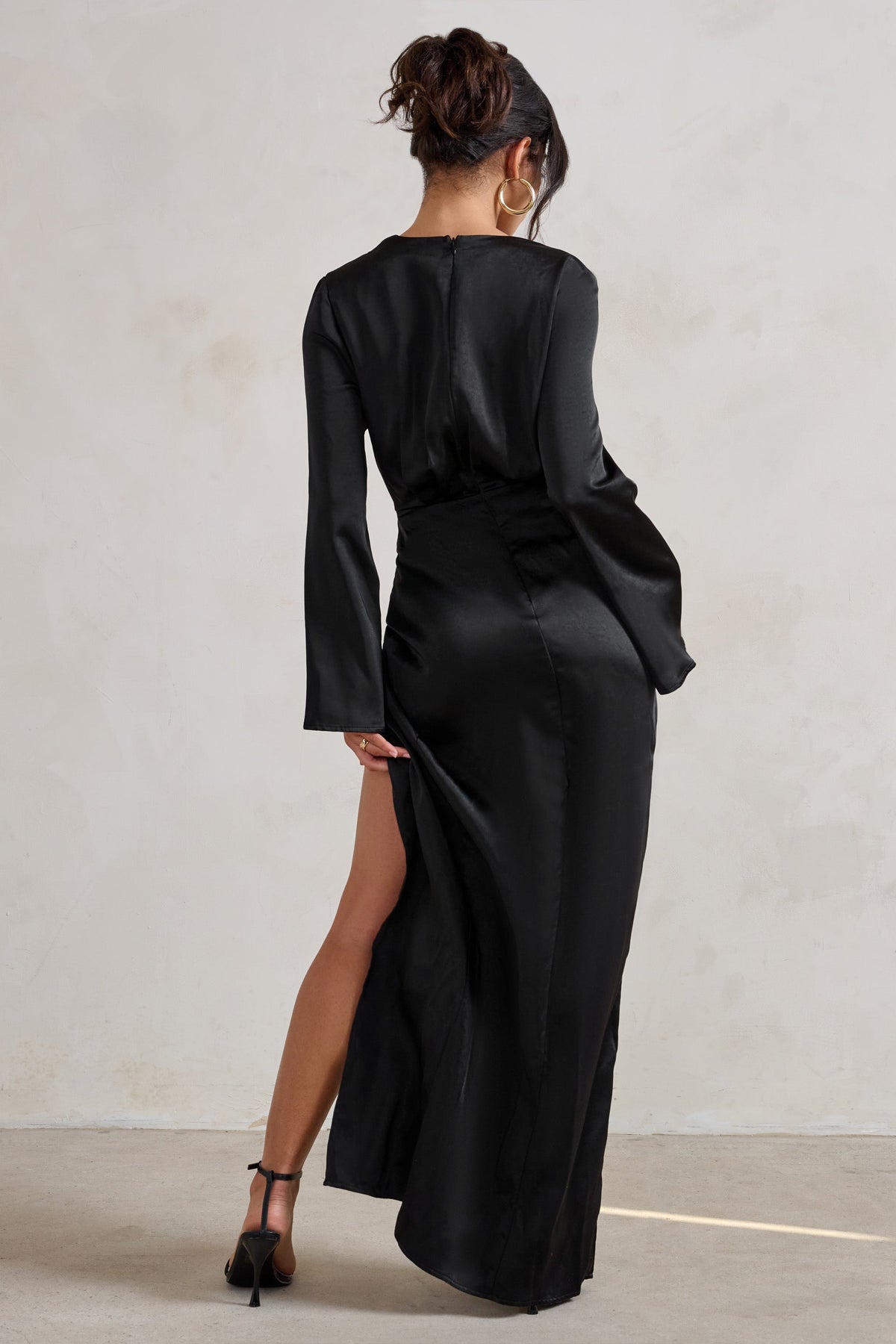 Patricia | Schwarzes Maxikleid mit tiefem Ausschnitt, langen Ärmeln und Bindedetail