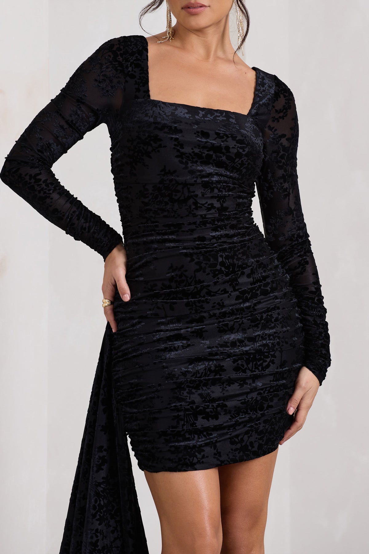 Crimson Cut | Schwarzes Blumen-Minikleid aus Samt mit langen Ärmeln und Rüschen