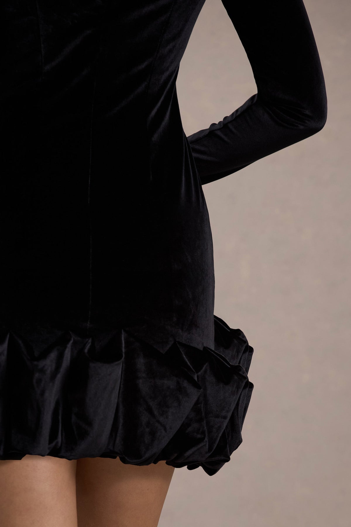 Claudine | Schwarzes Samt-Minikleid mit langen Ärmeln und Rüschen