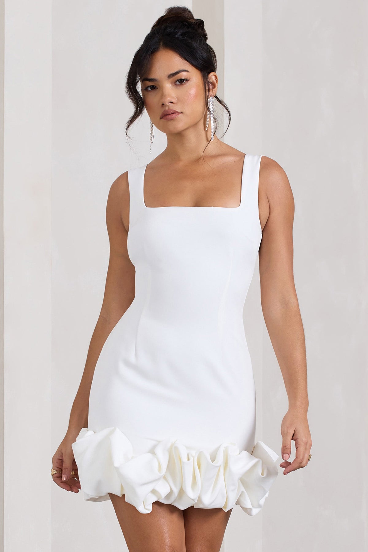 Lucy | Weißes Träger-Minikleid mit Rüschenbesatz