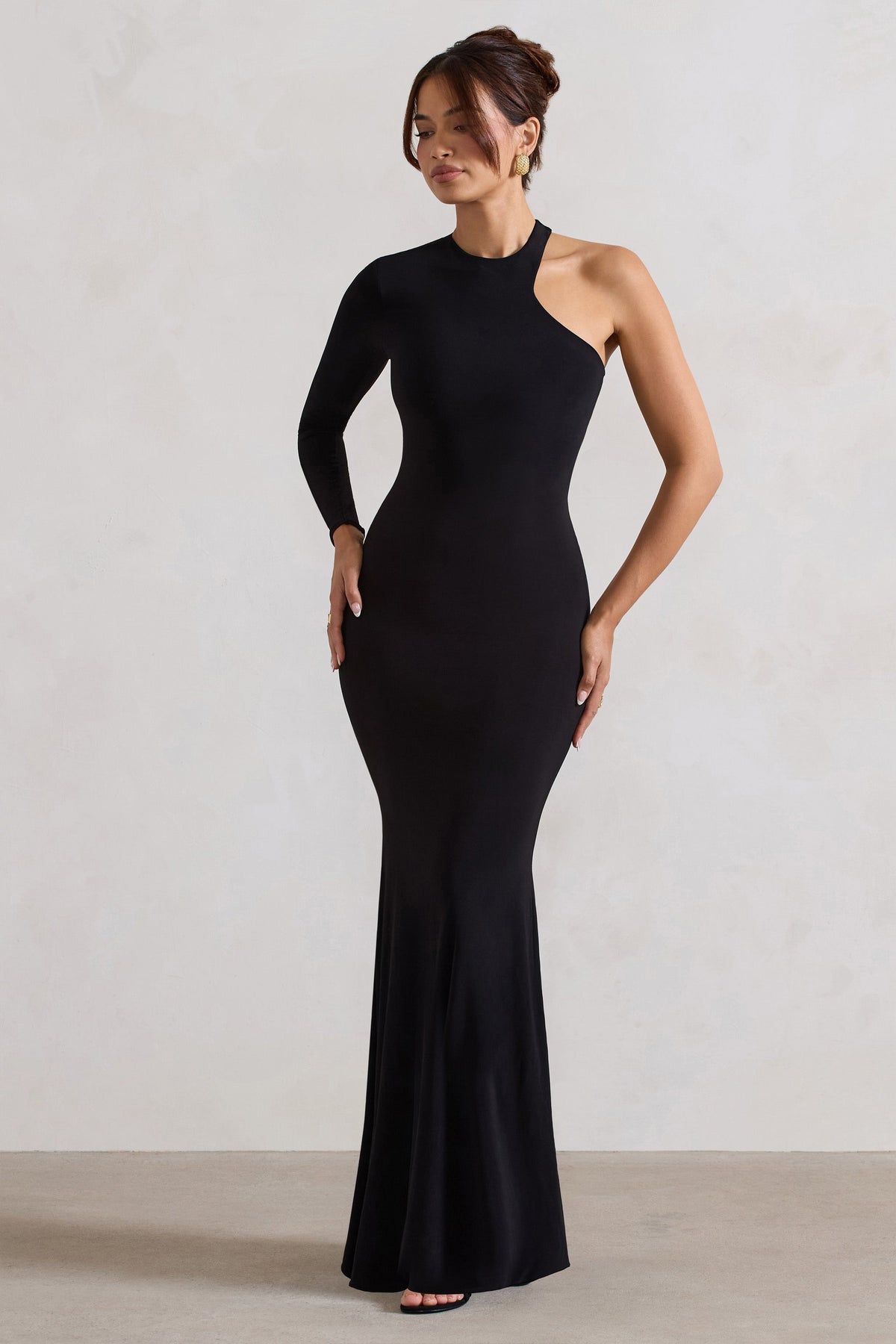 Tyra | Schwarzes Maxikleid mit asymmetrischem Ausschnitt, Cut-Out und offenem Rücken-Detail