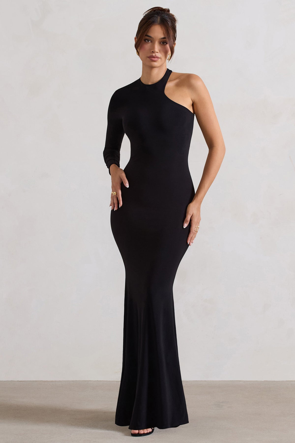 Tyra | Schwarzes Maxikleid mit asymmetrischem Ausschnitt, Cut-Out und offenem Rücken-Detail