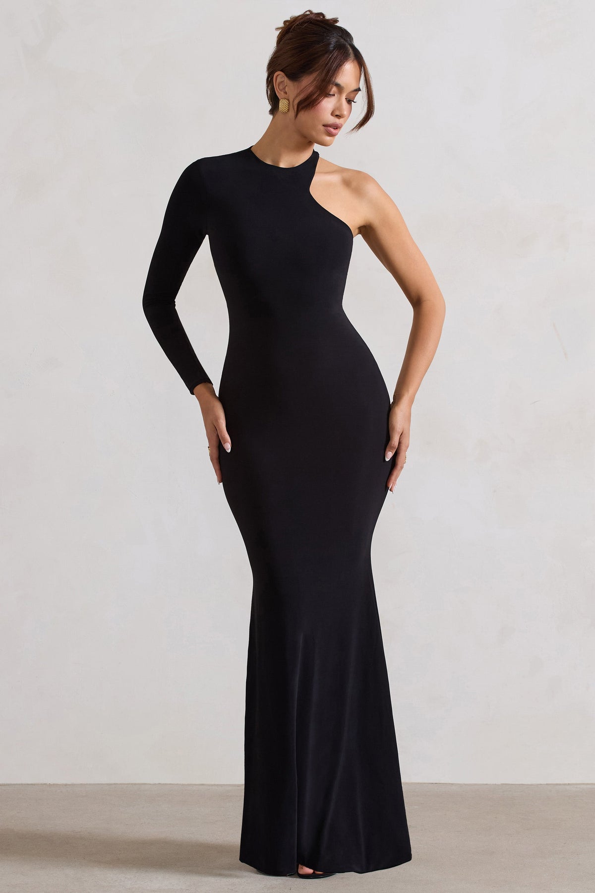 Tyra | Schwarzes Maxikleid mit asymmetrischem Ausschnitt, Cut-Out und offenem Rücken-Detail
