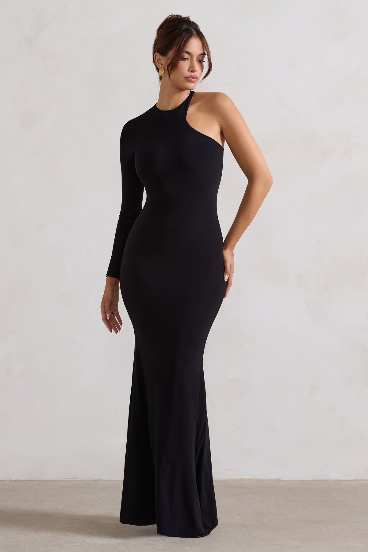 Tyra | Schwarzes Maxikleid mit asymmetrischem Ausschnitt, Cut-Out und offenem Rücken-Detail