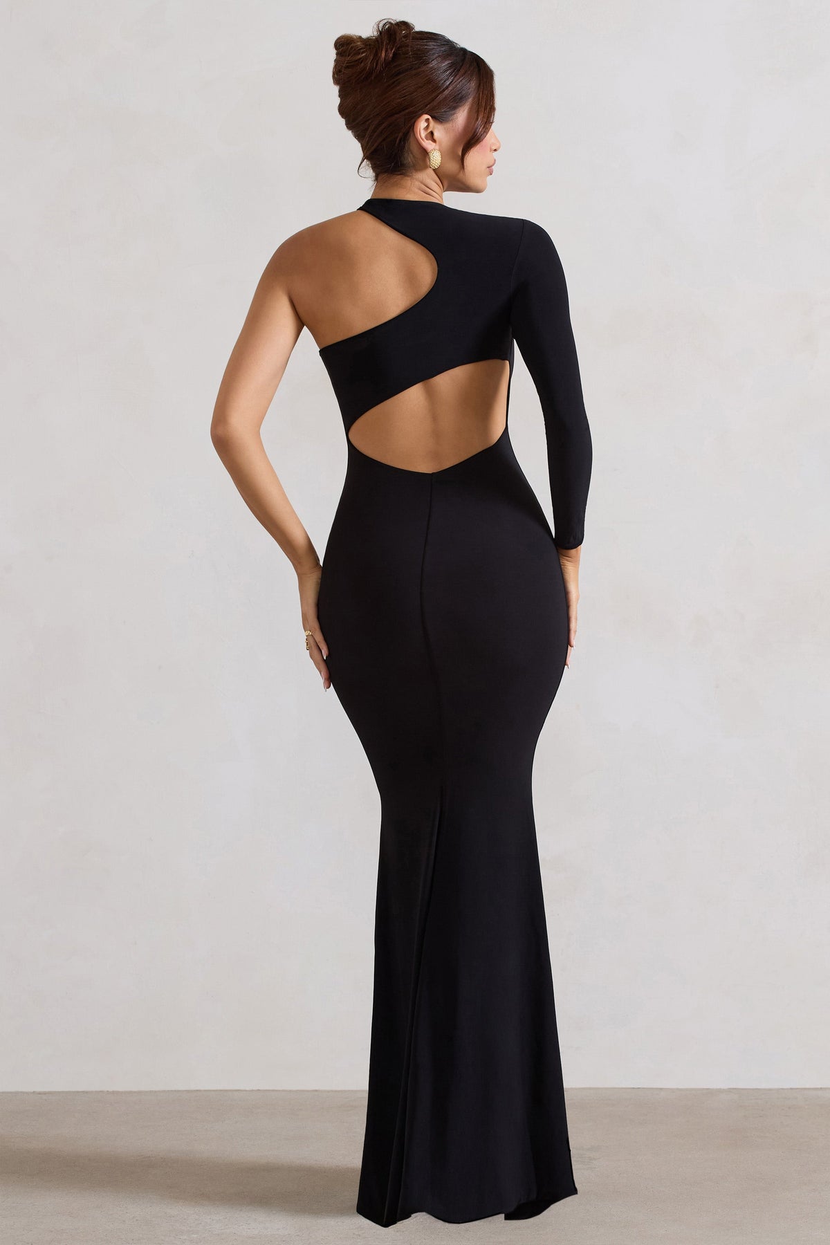 Tyra | Schwarzes Maxikleid mit asymmetrischem Ausschnitt, Cut-Out und offenem Rücken-Detail